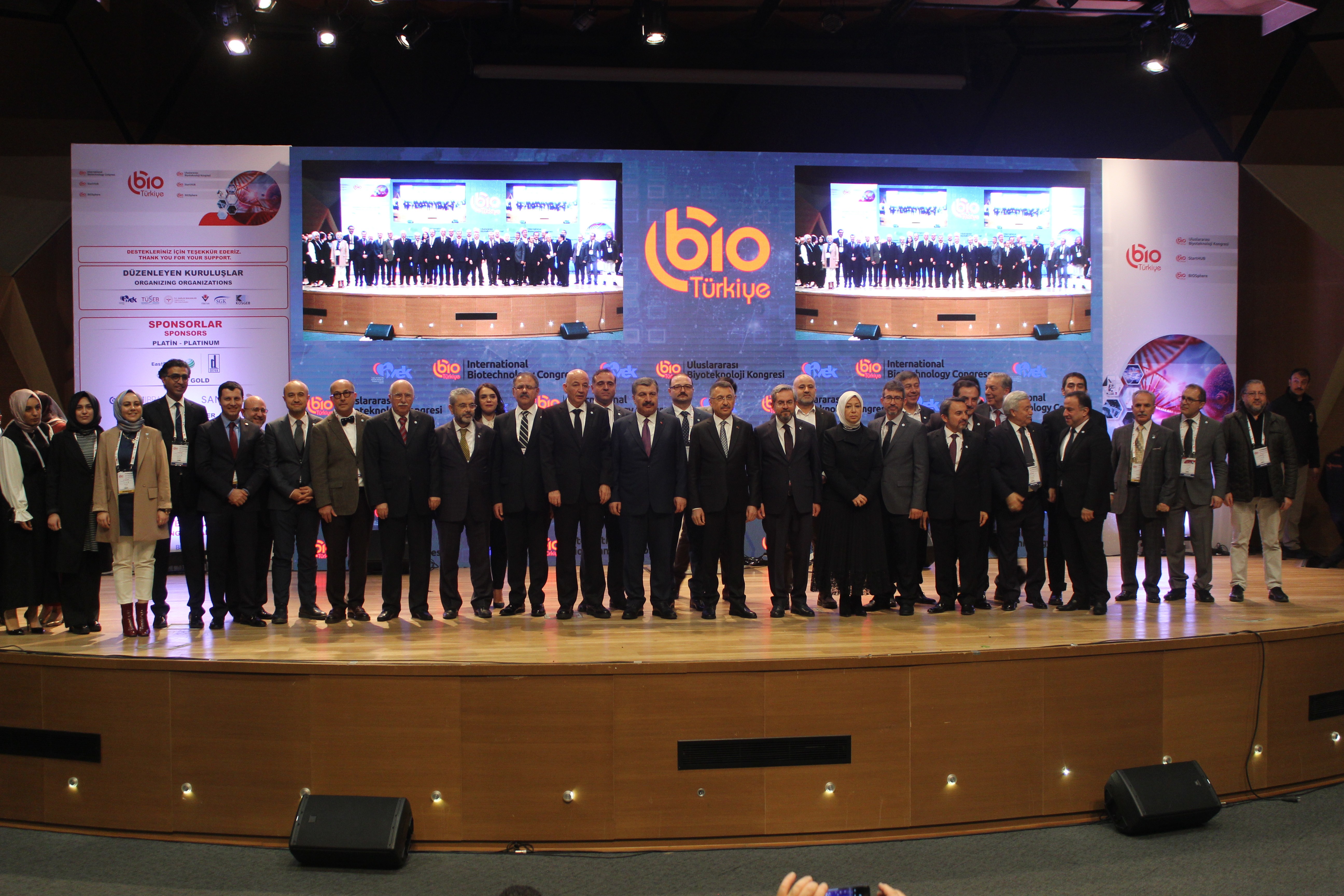 Fuat Oktay ve Sağlık Bakanı Fahrettin Koca, koronavirüs tedbirleri kapsamında katılımcılarla tokalaşmadı