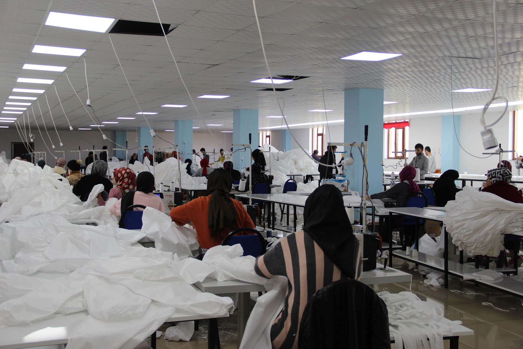 Gömlek dikerken tuluma döndüler, siparişe yetişemiyorlar