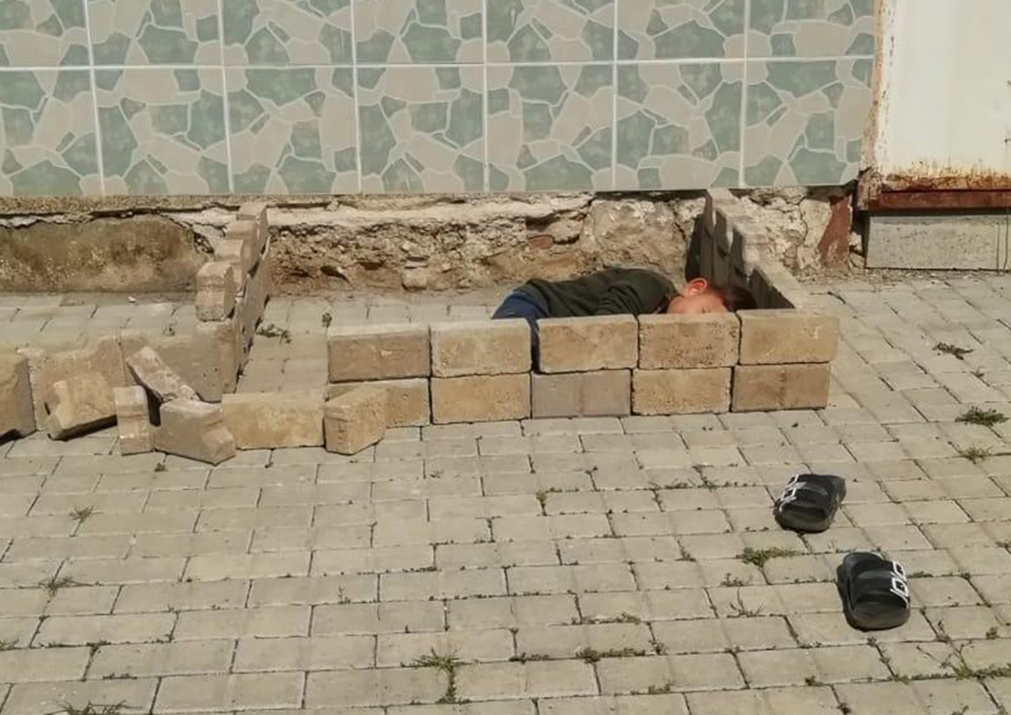 Sokakta oynarken polisleri görünce korkan çocuk, yaptığı eve böyle saklandı