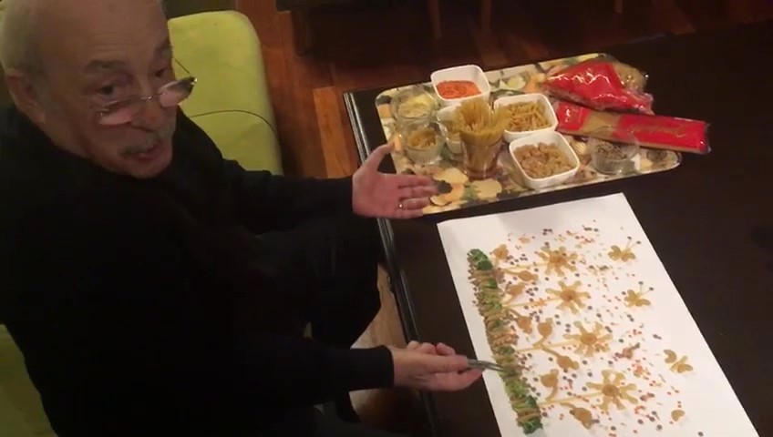 Sokağa çıkma yasağından dolayı evde kalan Kurtlar Vadisi’nin Ömer Babası, makarnadan resim yapıyor