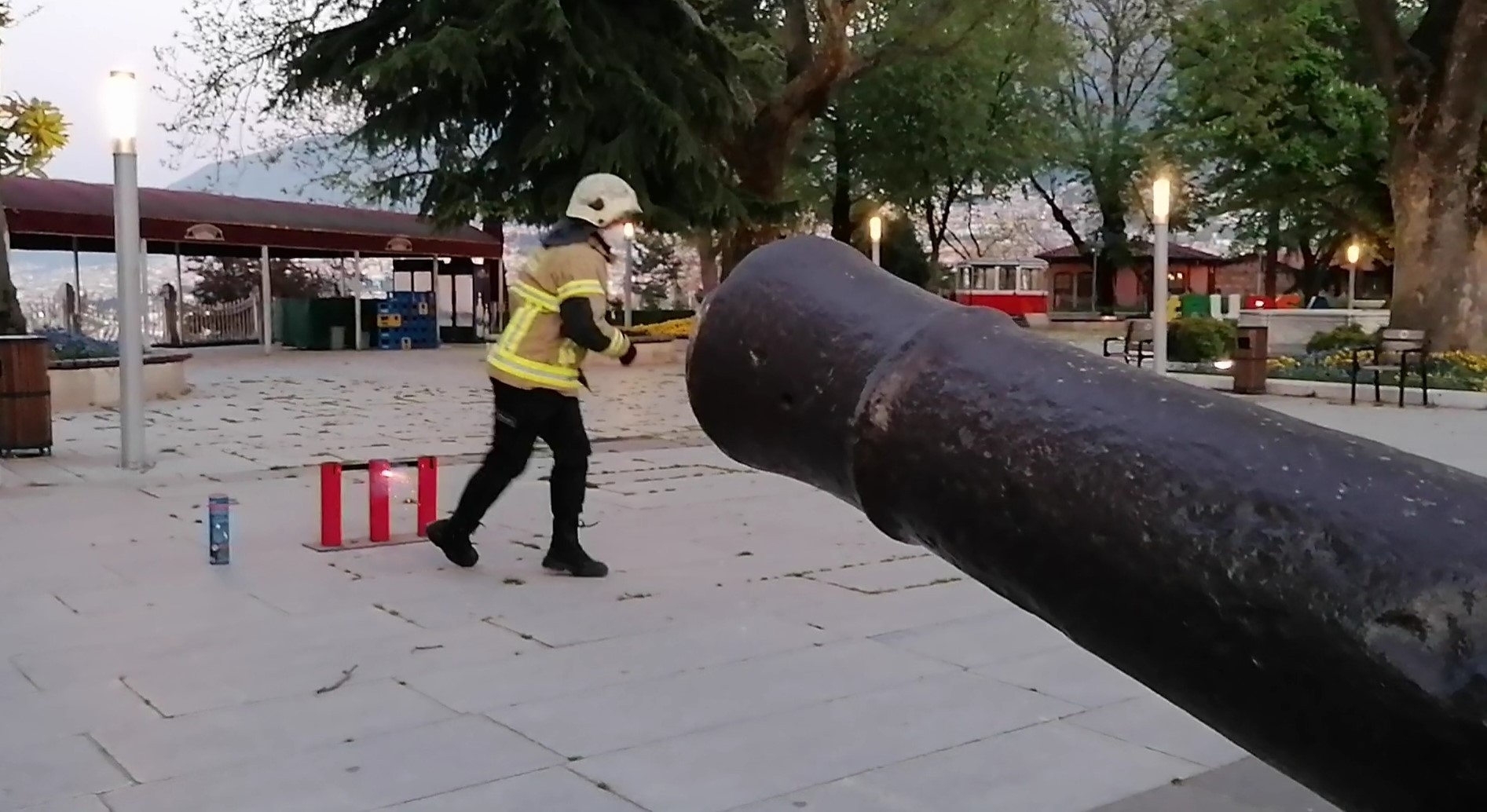 Bursalılar iftar ve sahur vaktini Tophane’den patlatılan ses bombasıyla öğreniyor!