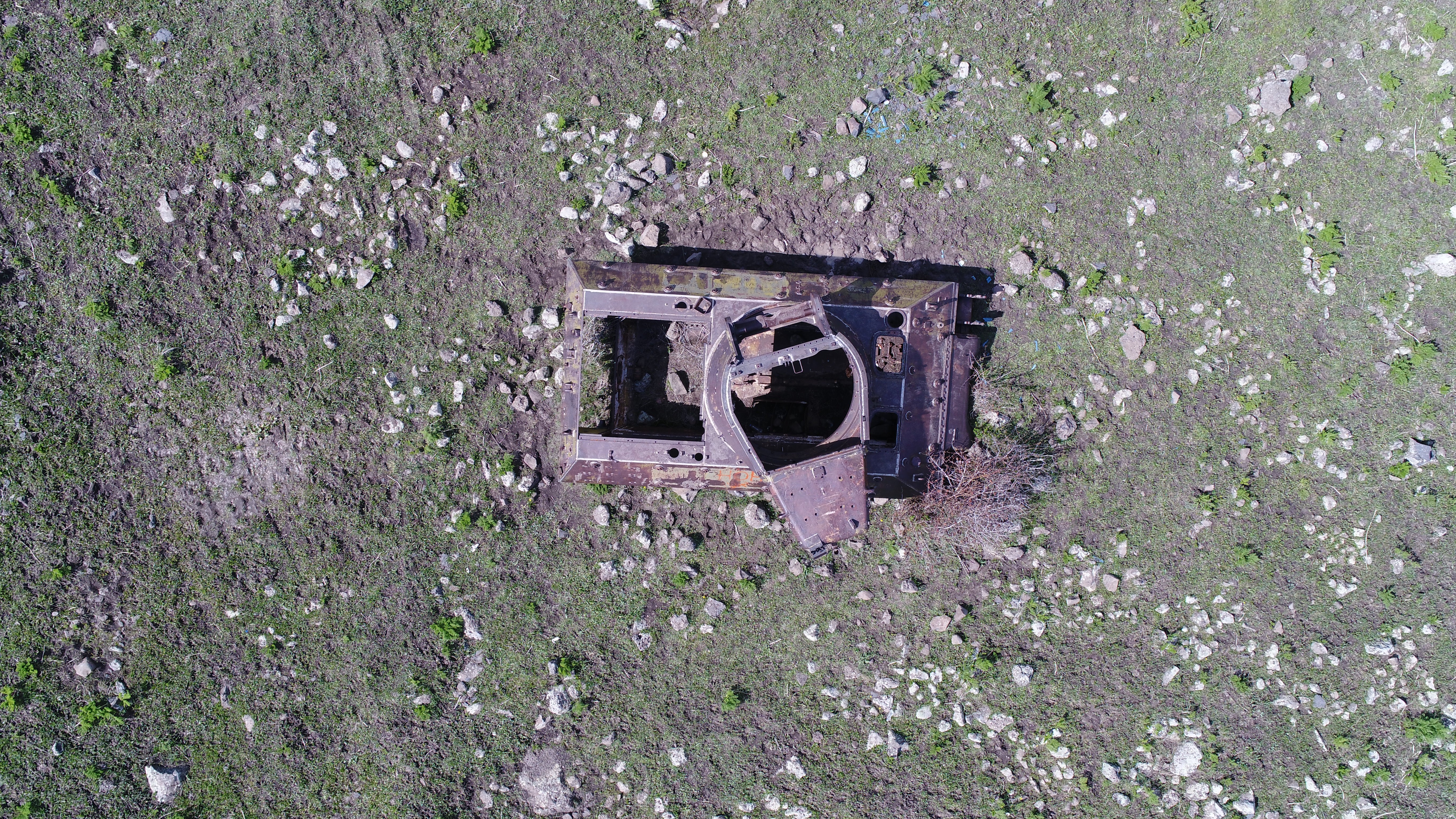 Dağ eteğindeki terk edilmiş tanklar görenleri hayrete düşürüyor