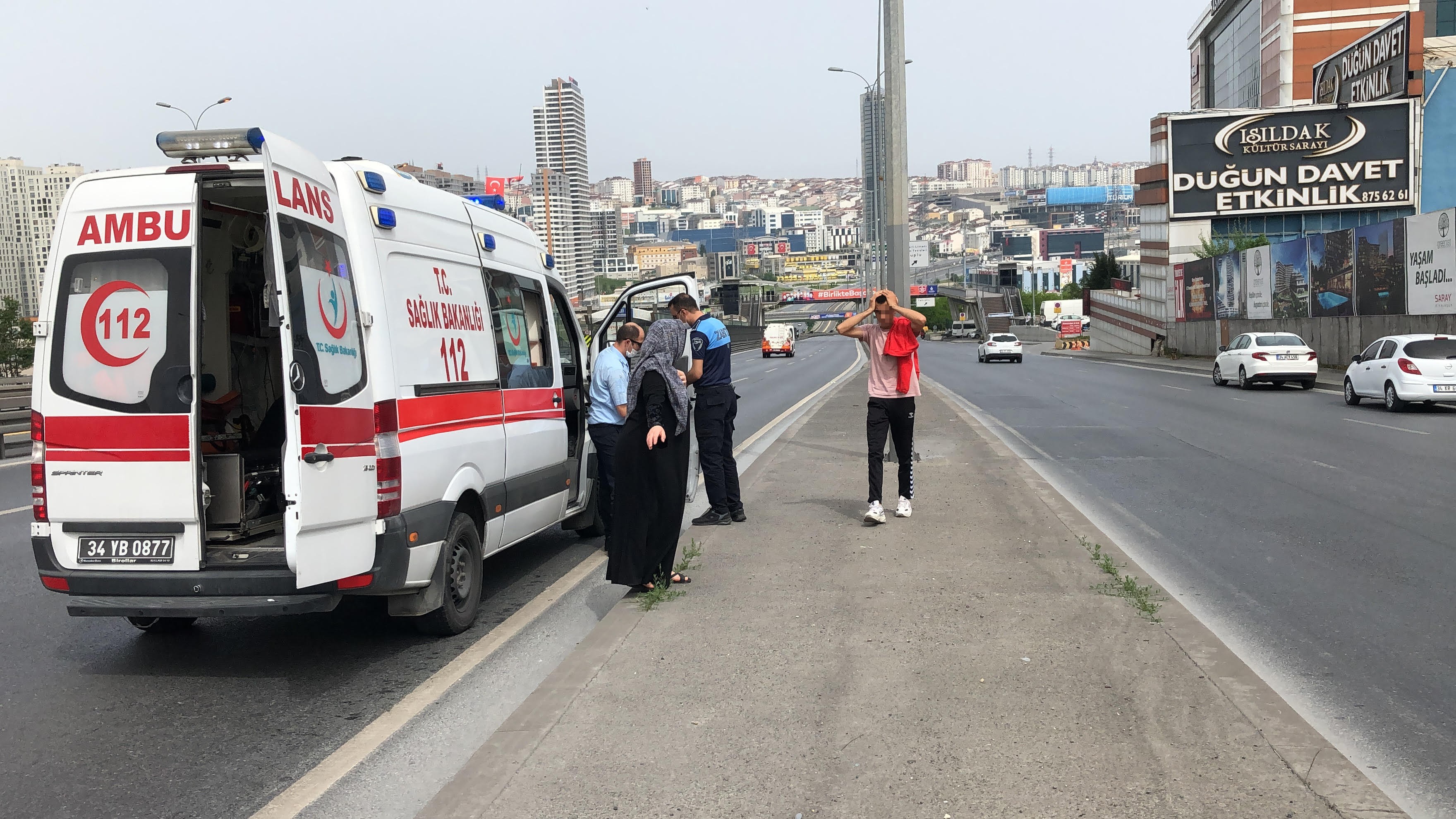 Sokağa çıkma kısıtlamasında kaza yapan gençlere araç sahibi babadan ikinci şoke