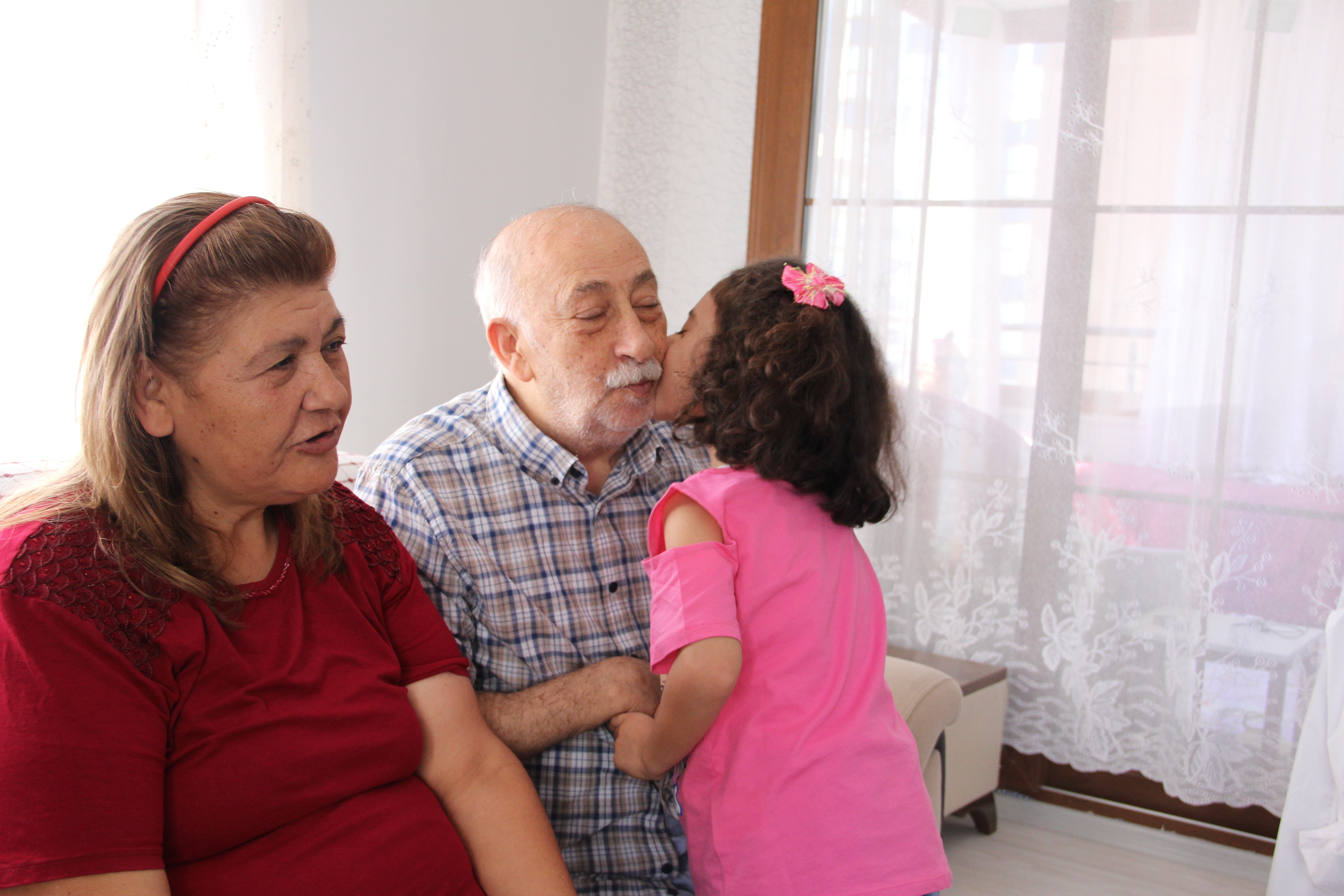 Burhan amca, bayram sevincini torunlarıyla yaşadı