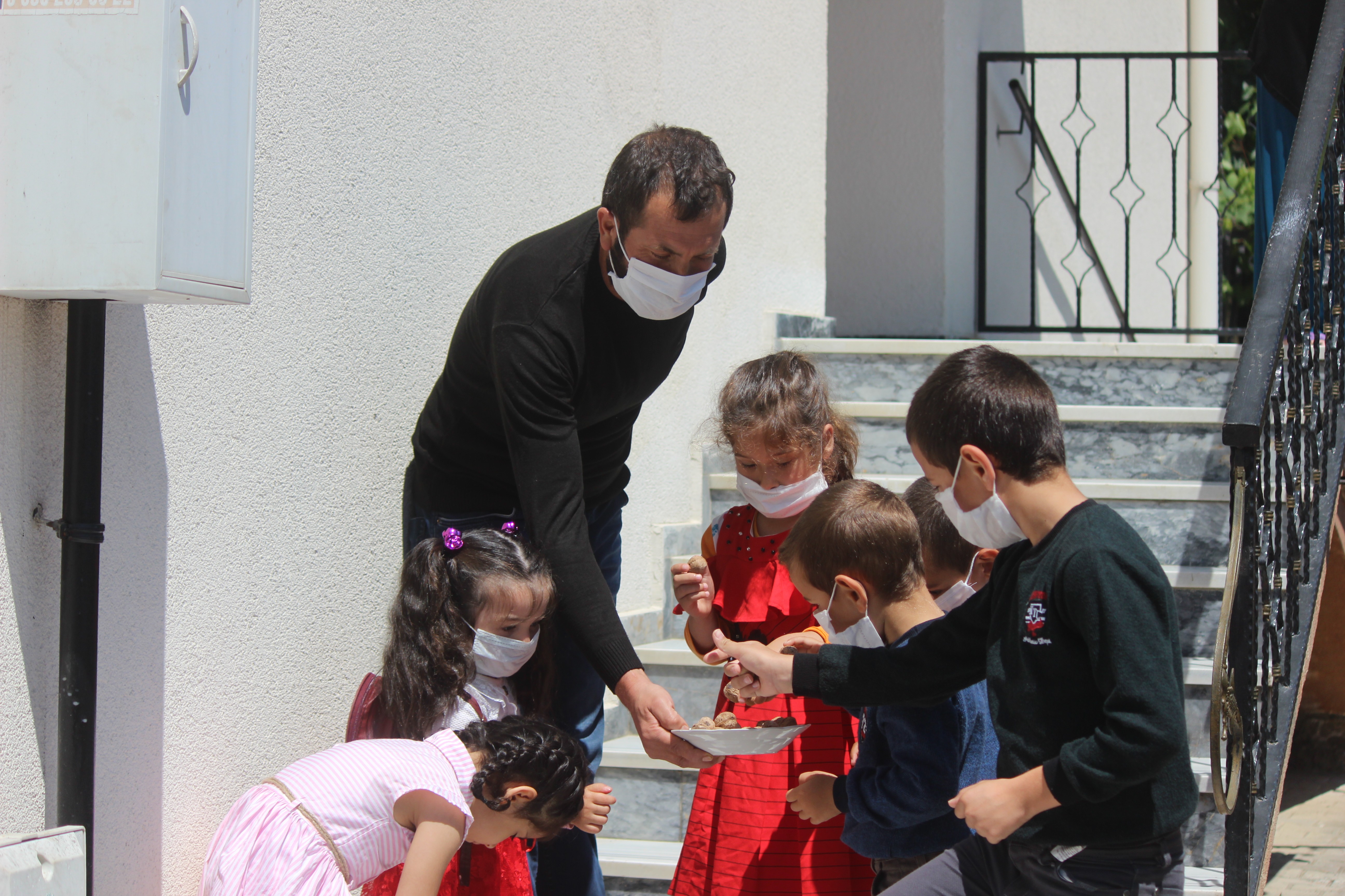 Bayramda şeker toplayan çocuklara ceviz ikramı