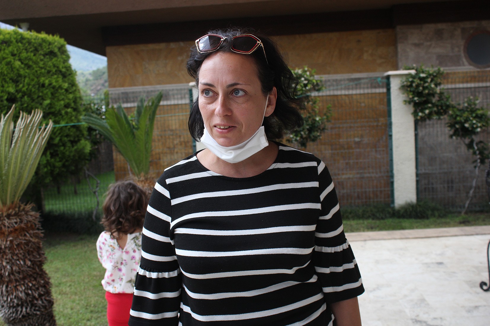 Köpeği huysuzlanınca fark etti, 1,5 metrelik engerek yılanını plastik kovayla yakaladı