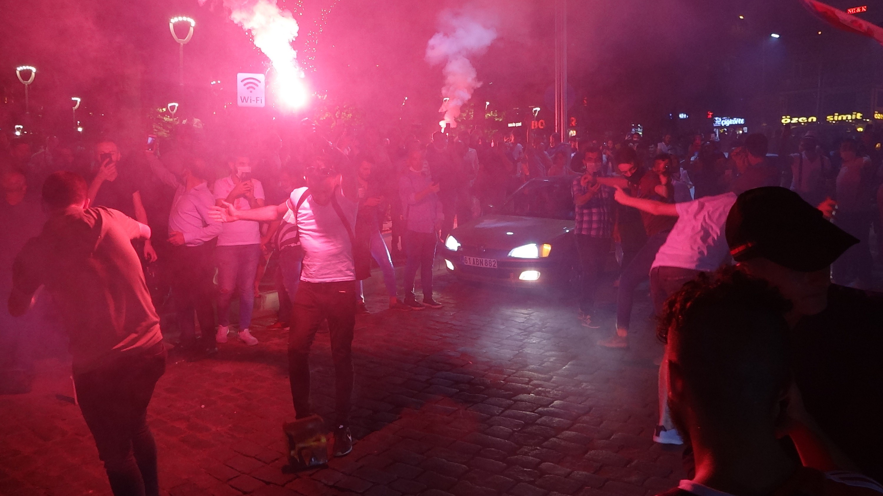 Trabzonspor taraftarı 23 yıl sonra gelen galibiyeti kutladı