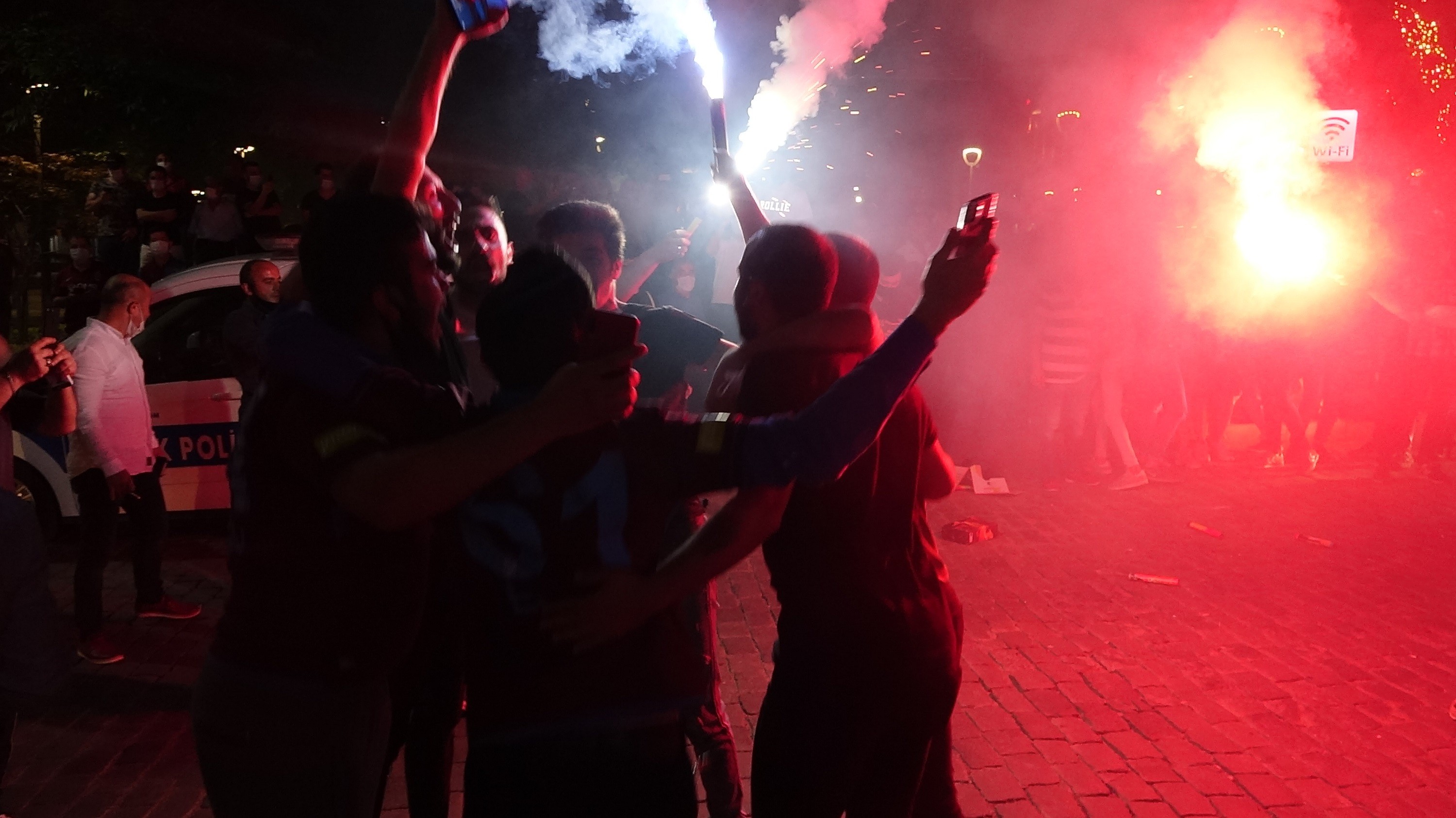 Trabzonspor taraftarı 23 yıl sonra gelen galibiyeti kutladı