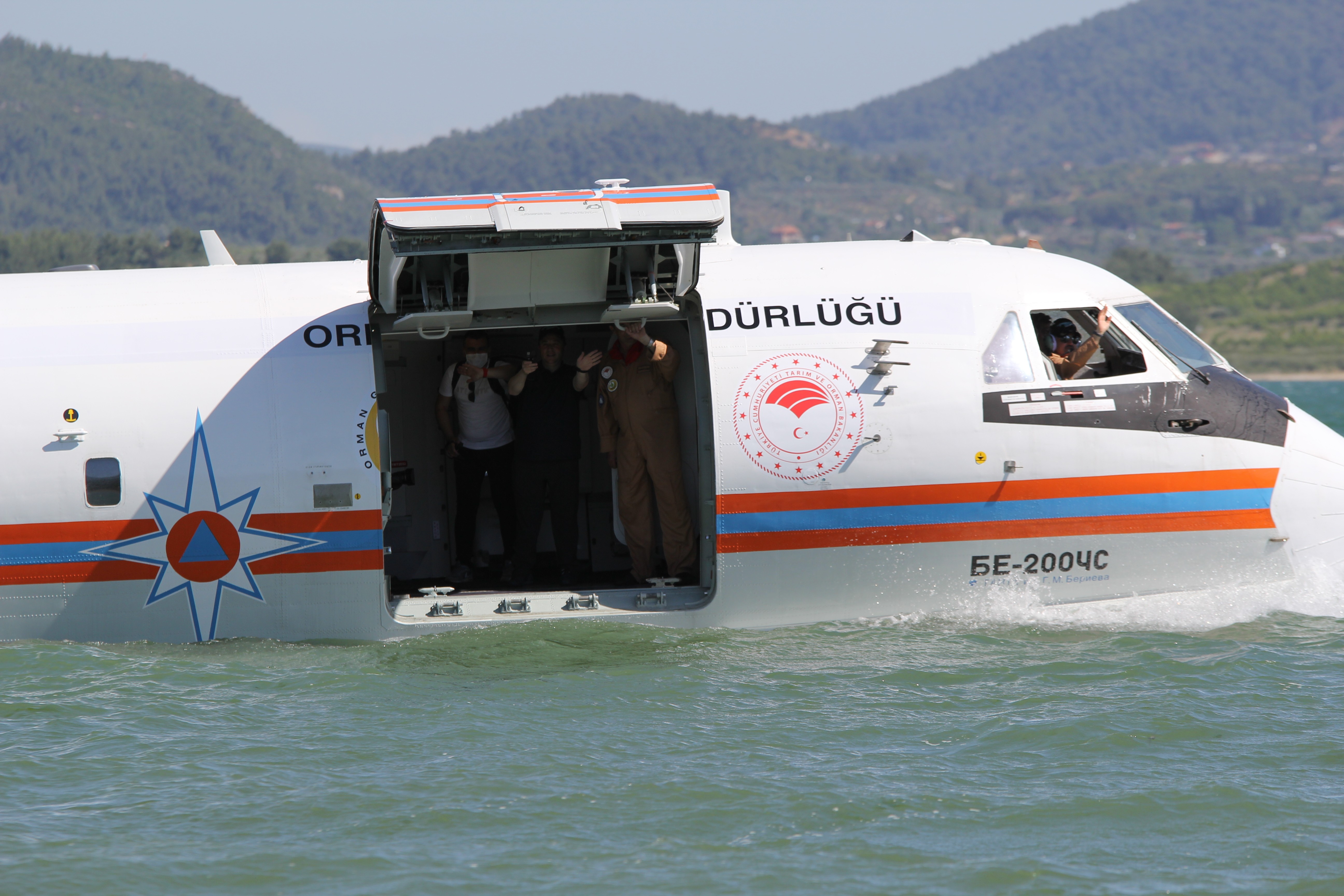 Yeni yangın söndürme uçağını Tarım ve Orman Bakanı Pakdemirli denedi