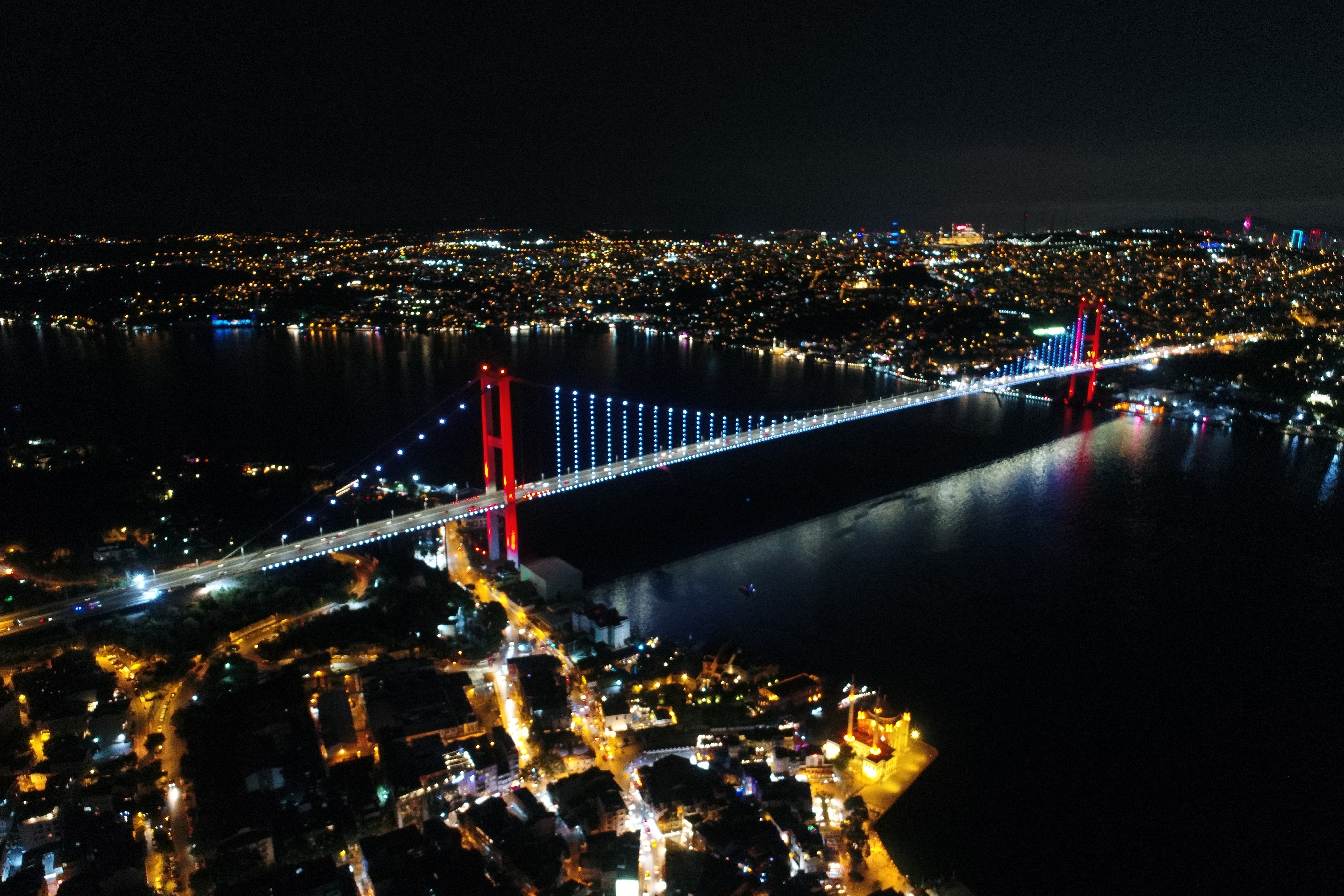 15 Temmuz Şehitler Köprüsü kırmızı beyaza büründü