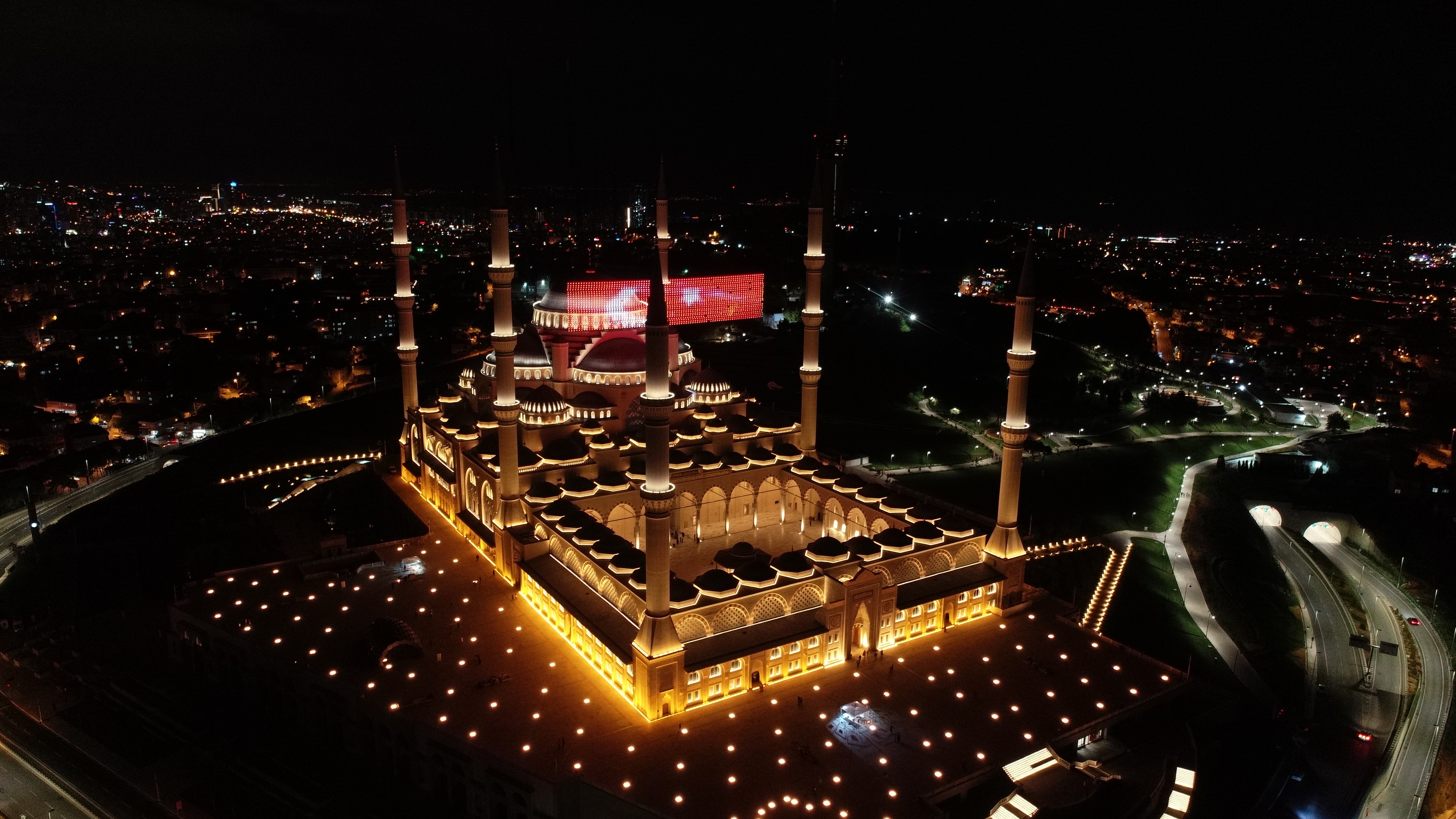 Sela seslerinin yükseldiği Büyük Çamlıca Camii havadan görüntülendi