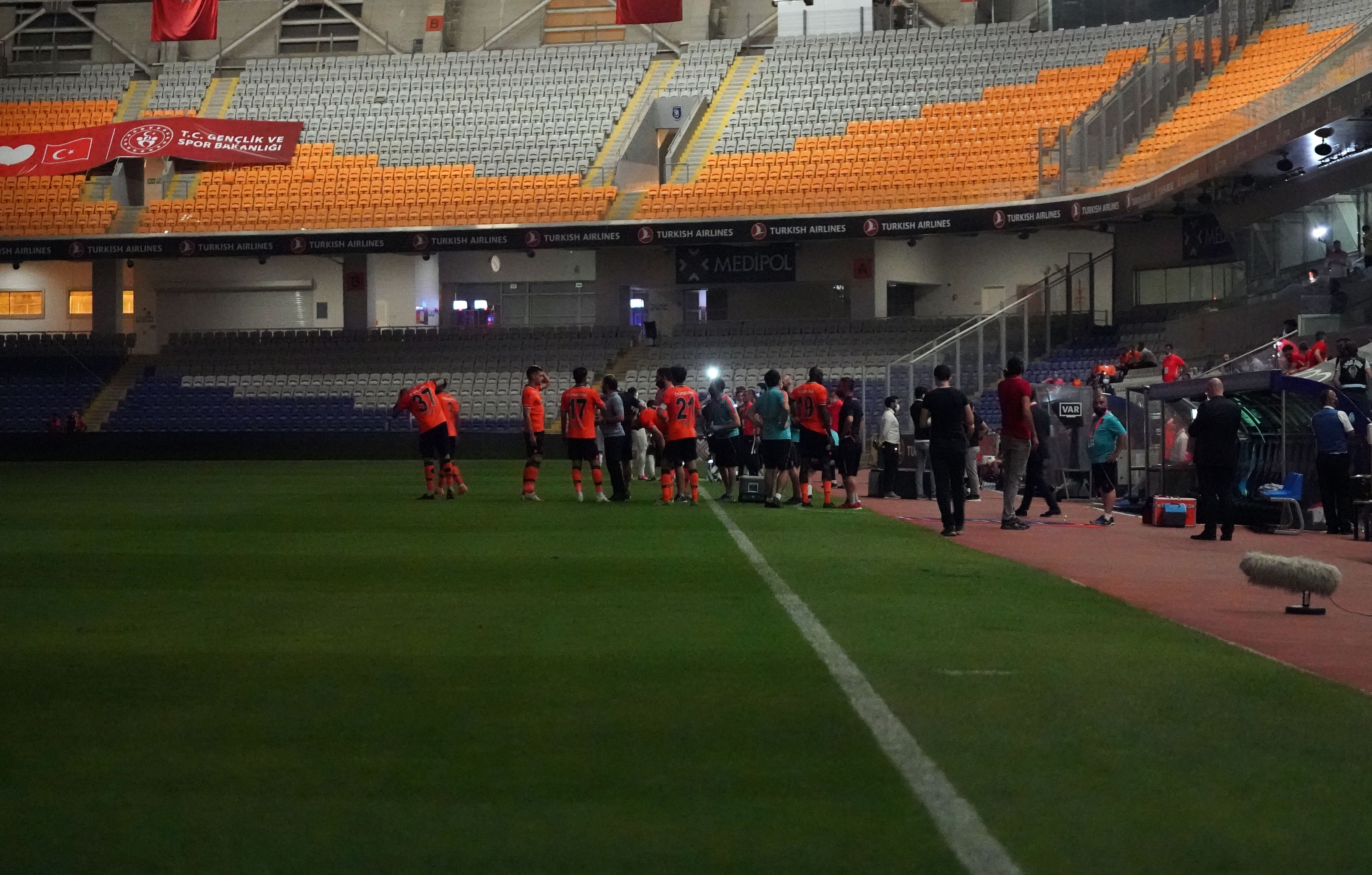 Fatih Terim Stadyumu'nda elektrikler gitti