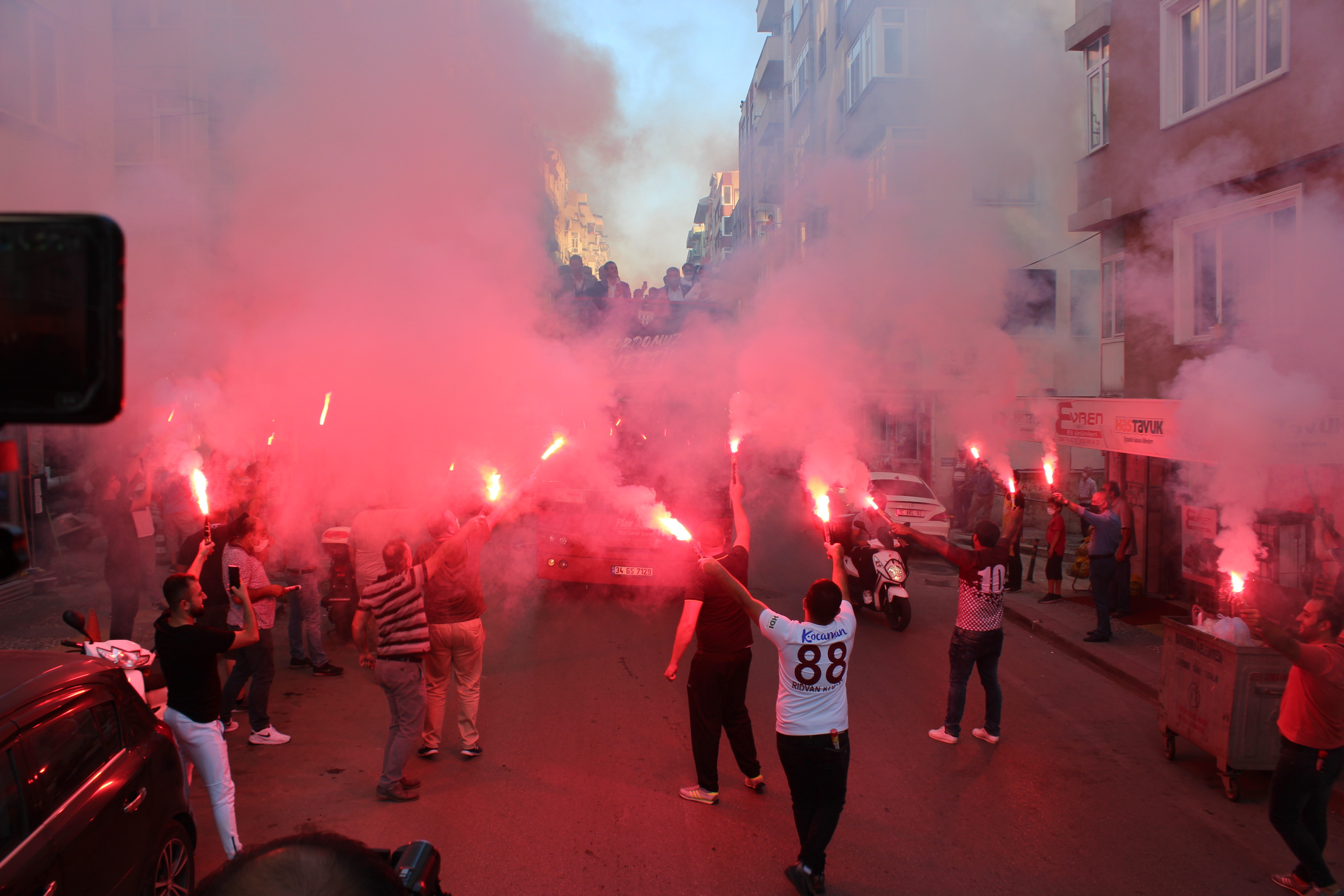 Binlerce taraftar Bandırmaspor'u bağrına bastı