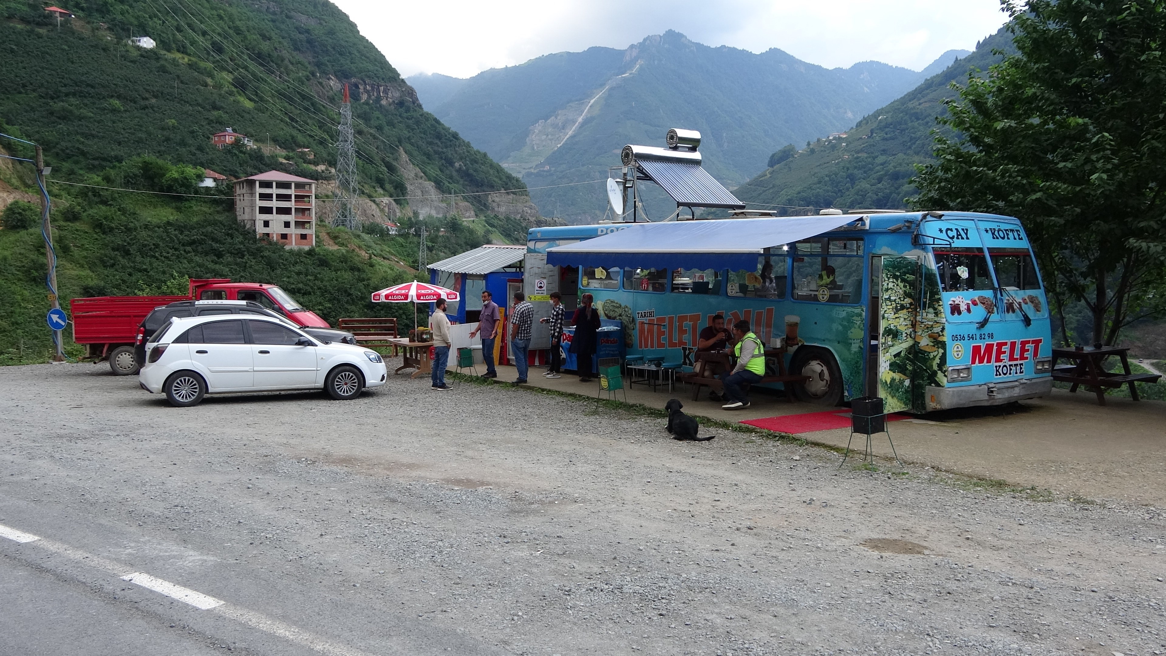 150 bin liraya mal ettiği otobüste köfte satıyor