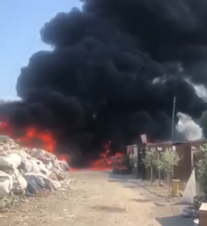 Manisa'da geri dönüşüm tesisinde korkutan yangın