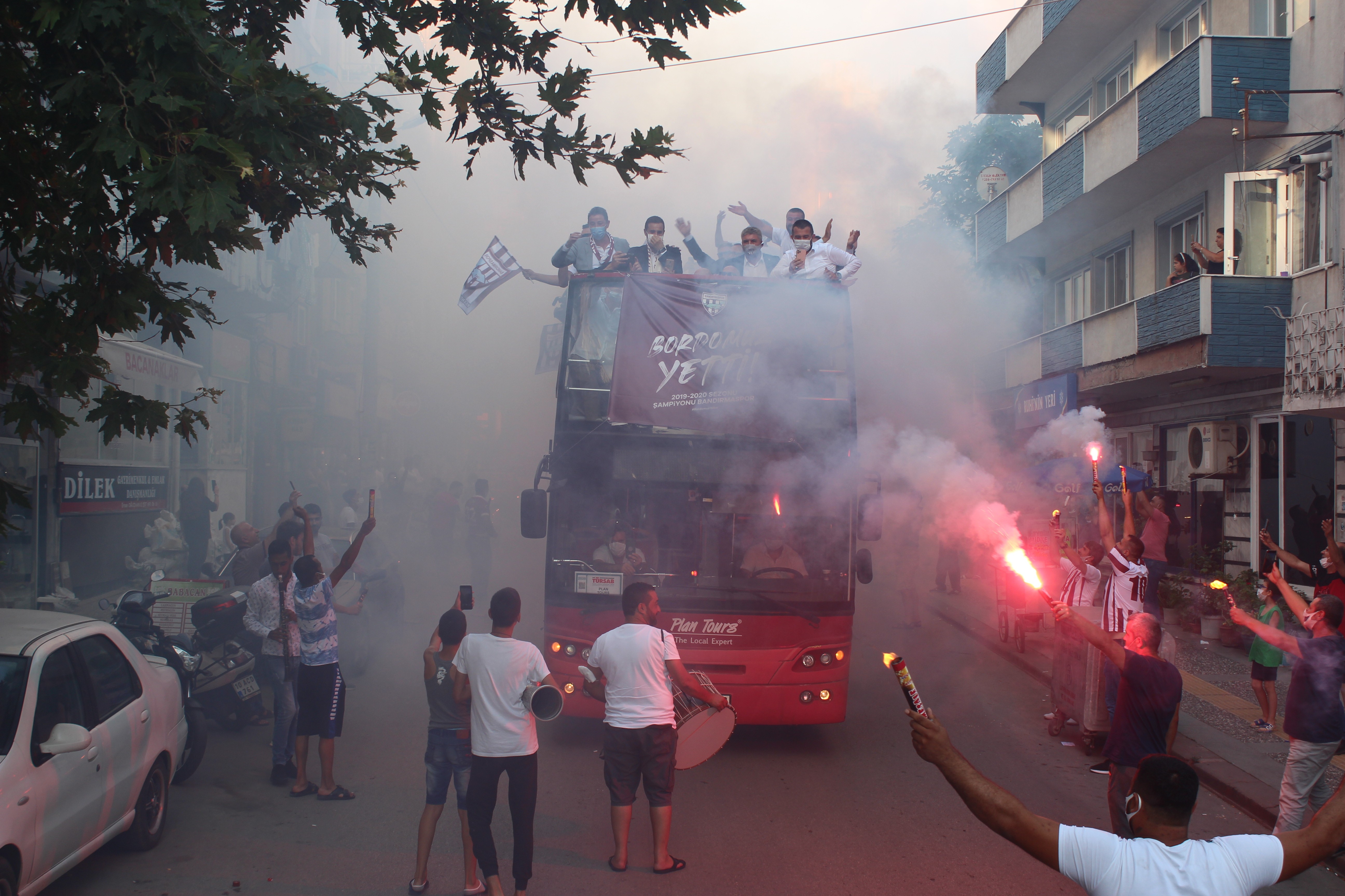 Binlerce taraftar Bandırmaspor'u bağrına bastı