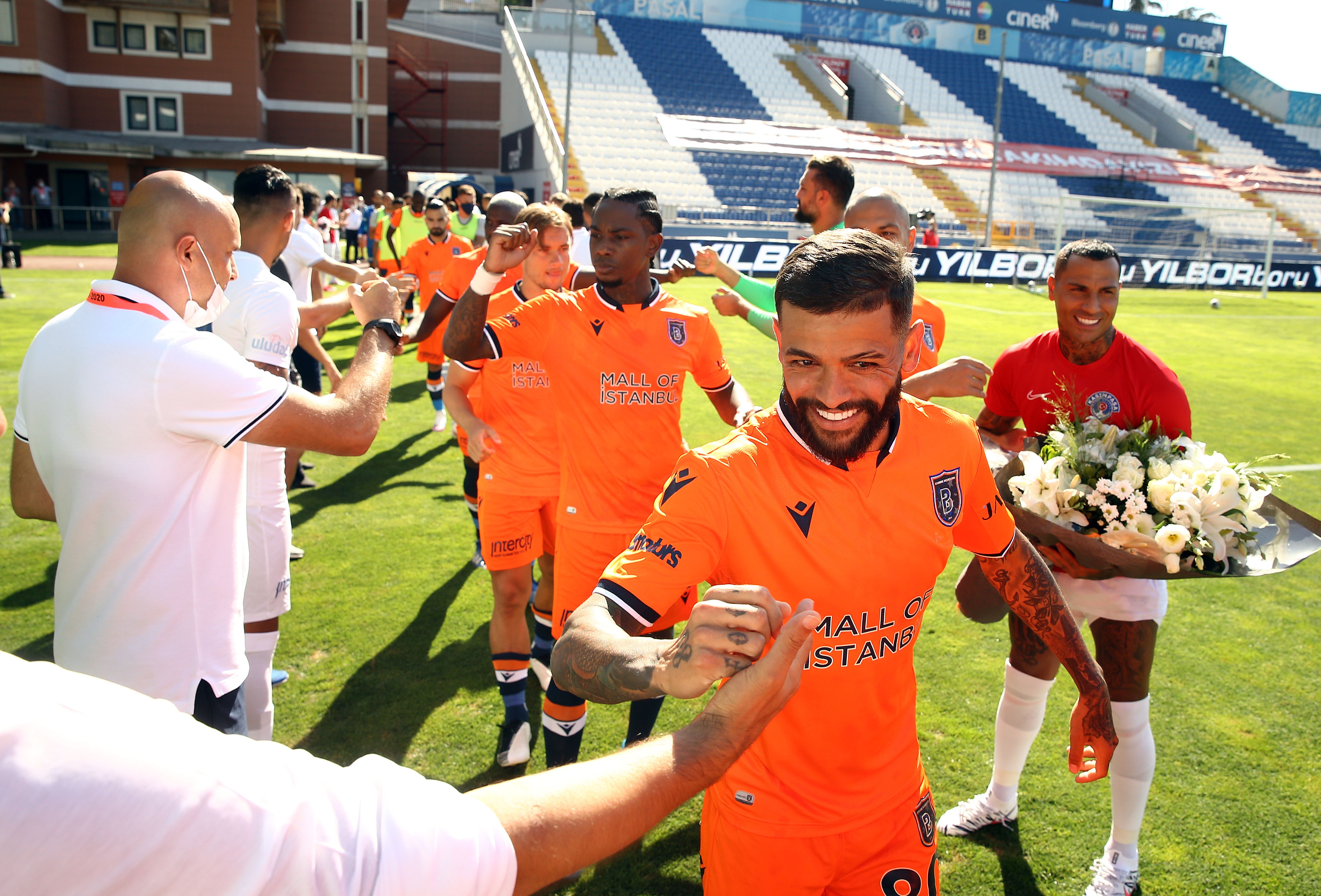 Kasımpaşa şampiyonu alkışlarla karşıladı