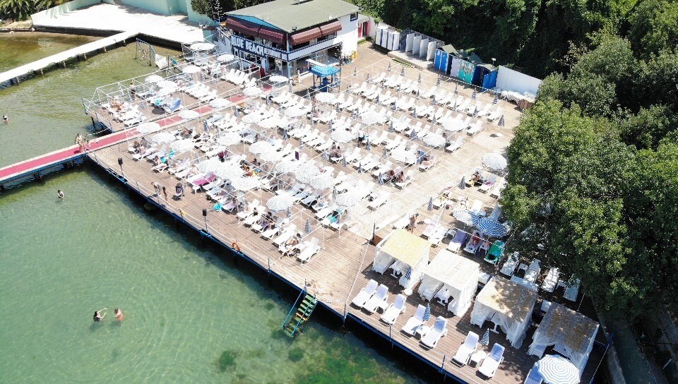 Adalar'da plajda korona virüse karşı dezenfektan kabini ve sosyal mesafe paravanı