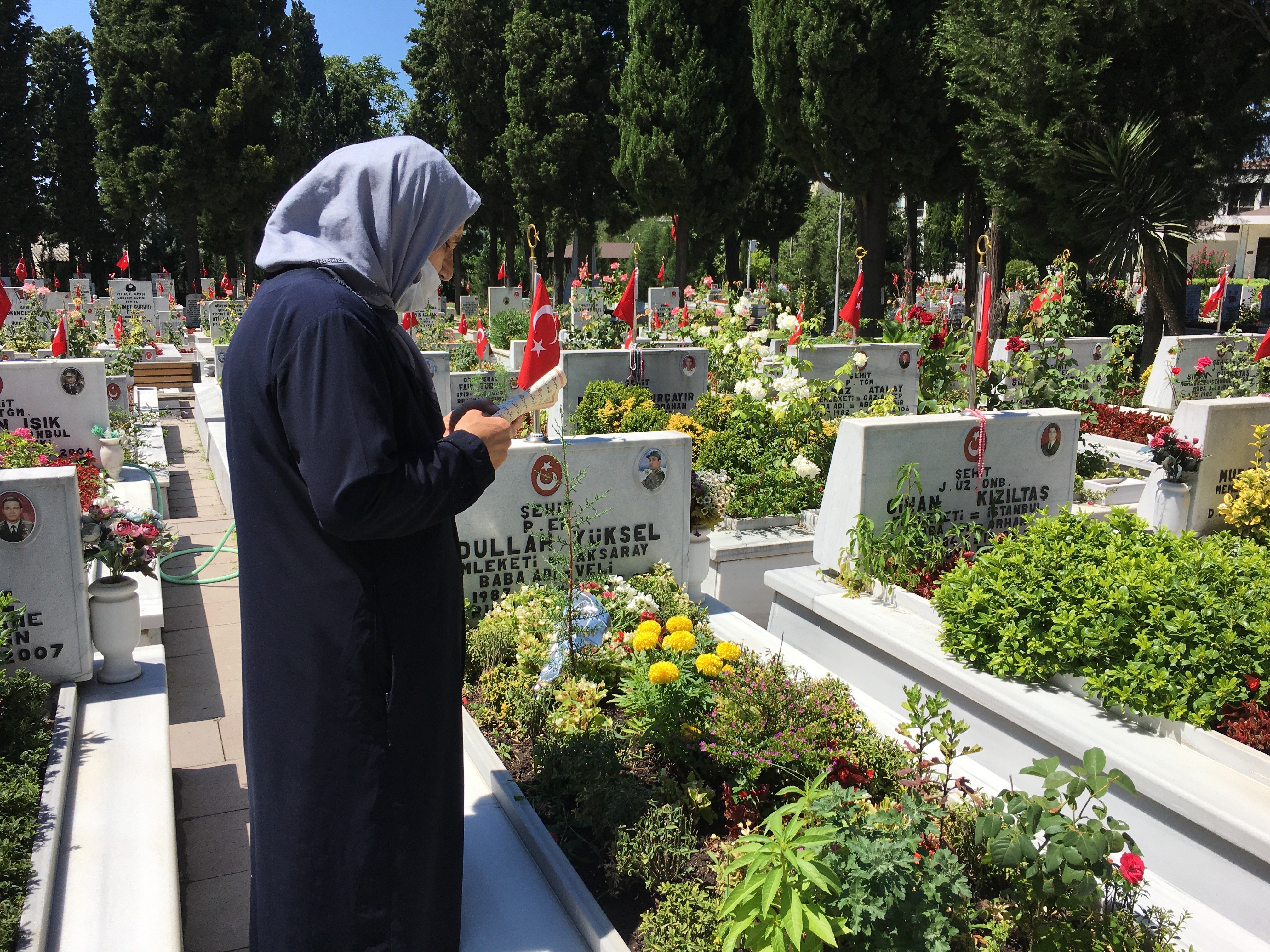 Edirnekapı Şehitliği’nde buruk bayram arifesi