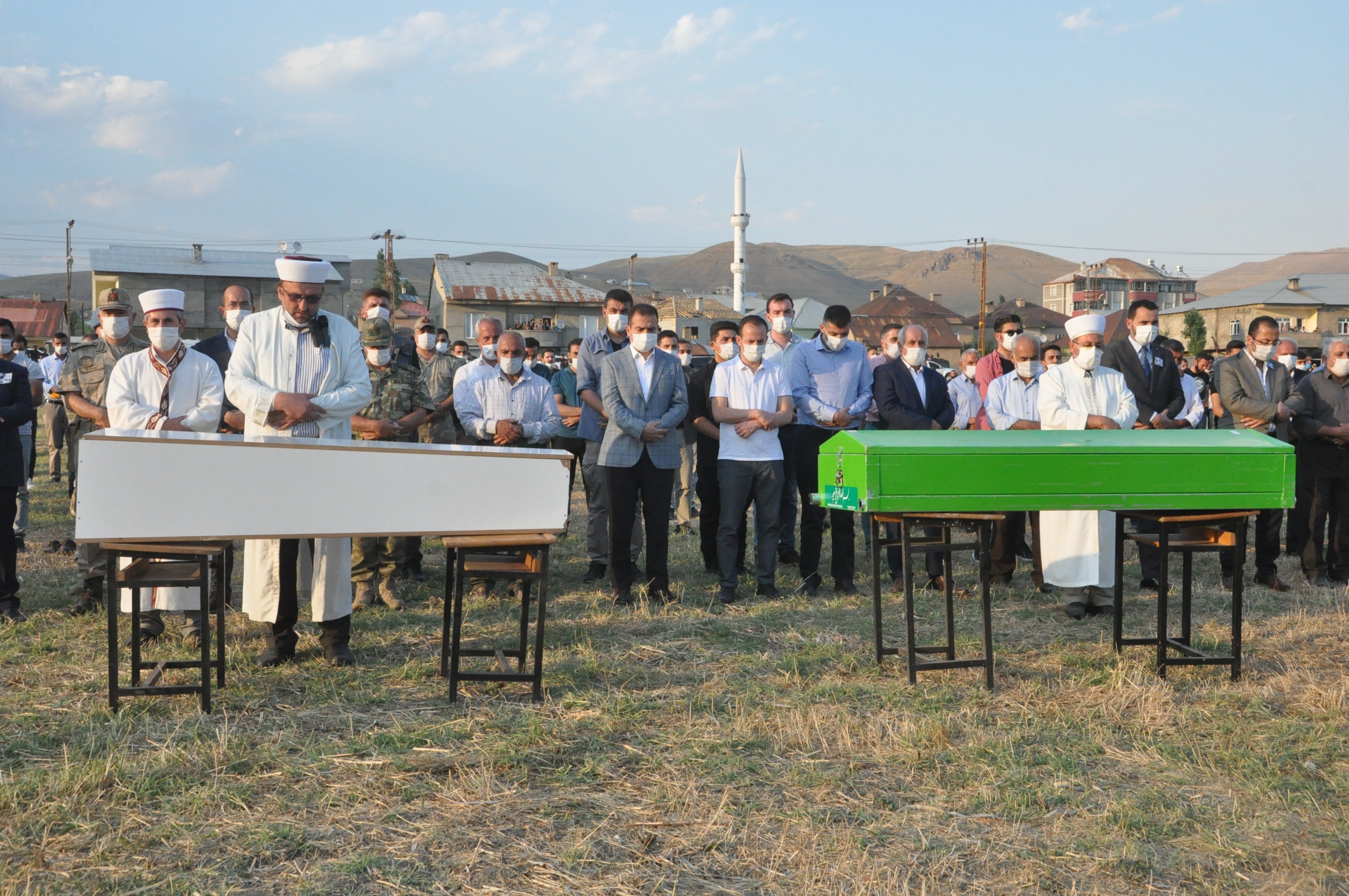 Yüksekova'daki kazada ölenler gözyaşları arasında toprağa verildi