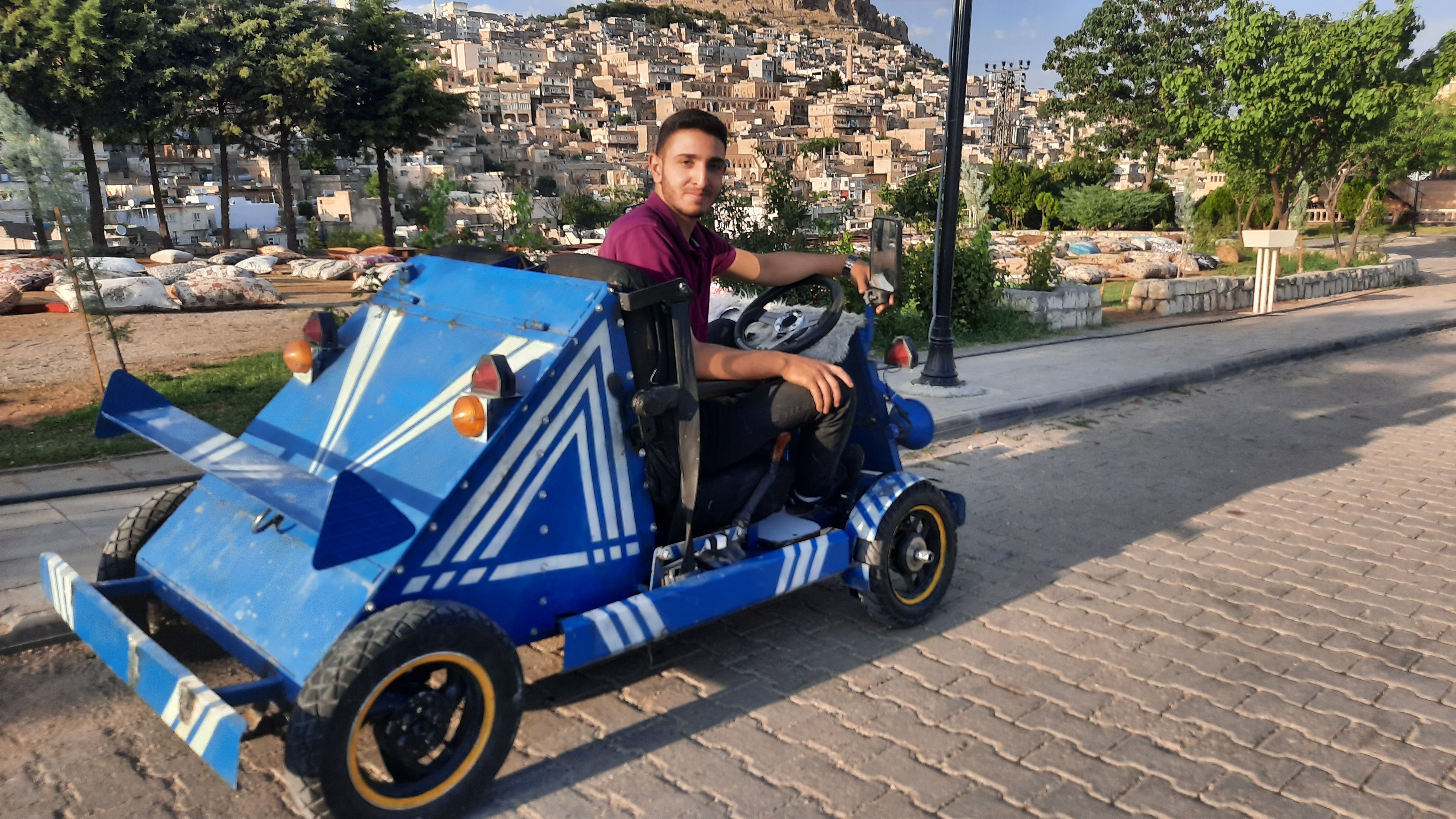 Harçlıklarını biriktirdi, aldığı hurda parçalarla kendi otomobilini yaptı