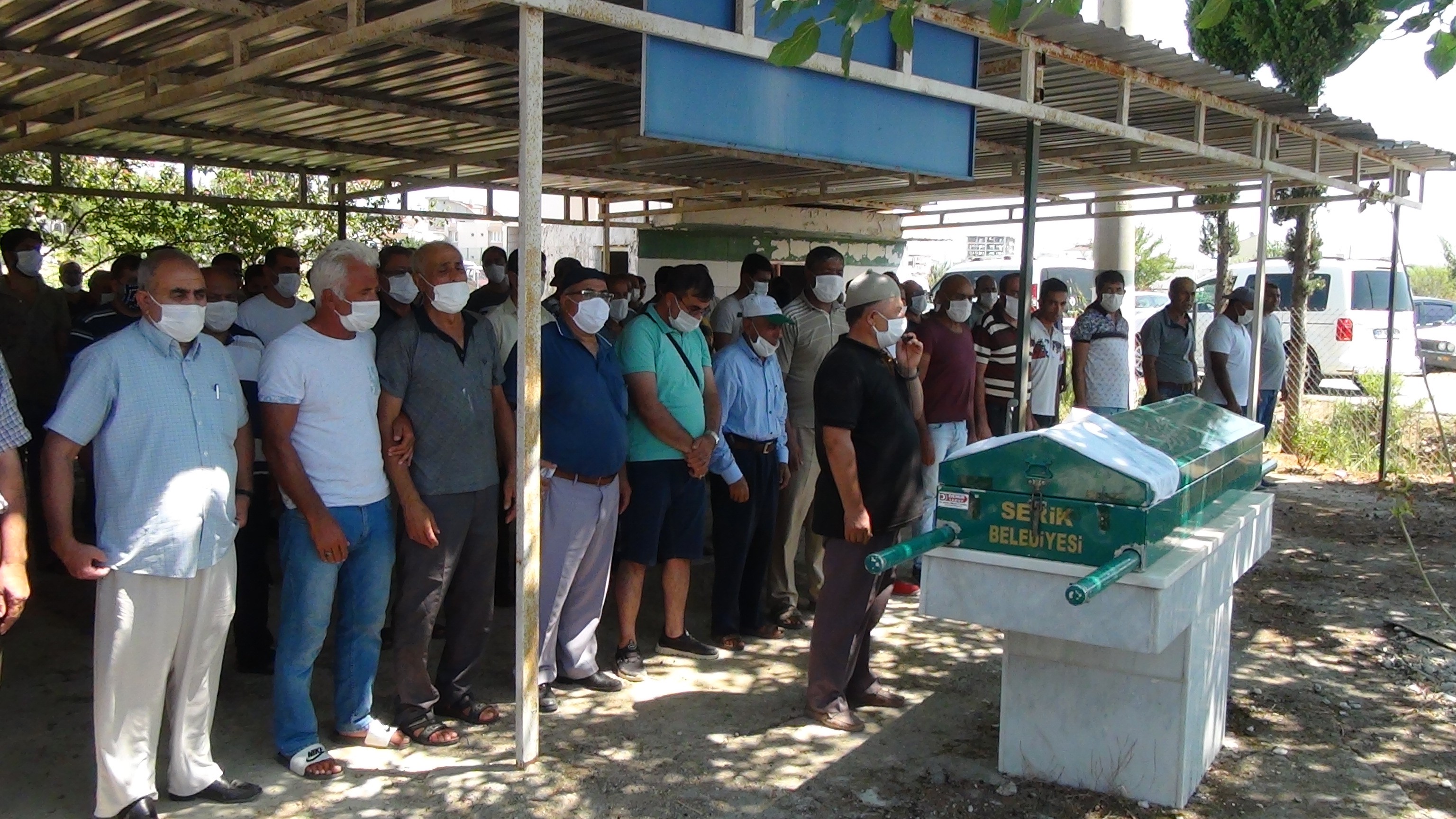 Kızlarının düğününde birlikte dans ettiği kocası tarafından 24 saat sonra öldürülen kadına son veda