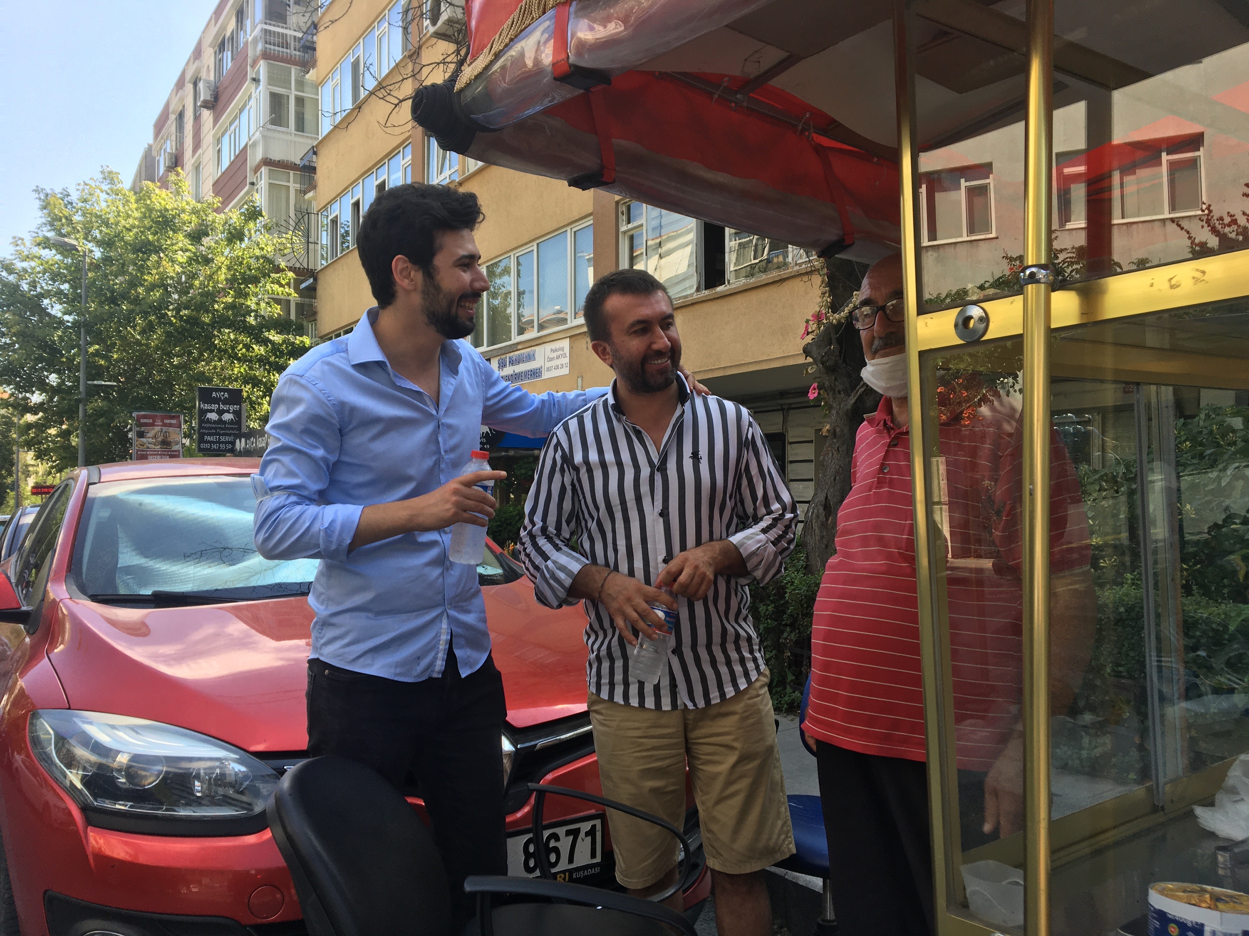 Sokakta kalan evsizlere cep telefonu