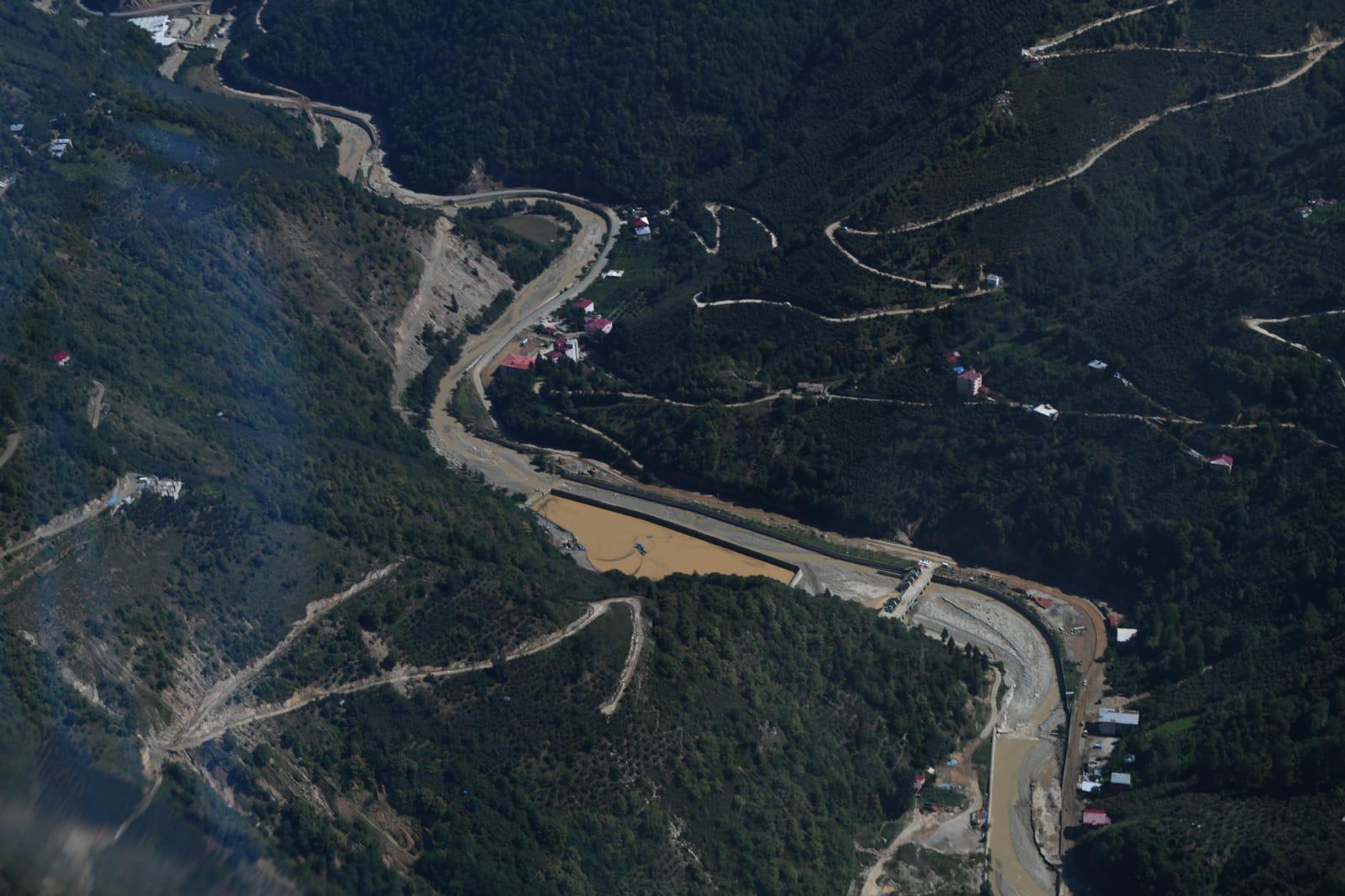 Bakan Karaismailoğlu selden etkilenen bölgeleri havadan inceledi.