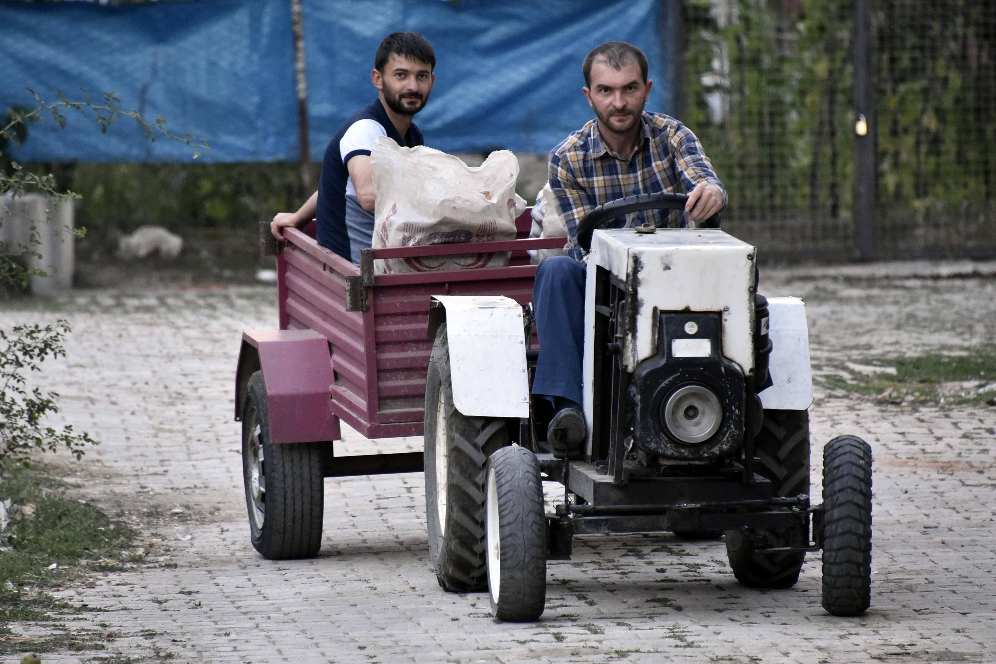 'Babası yorulmasın' diye sosyal medyadaki videoları izleyerek traktör yaptı