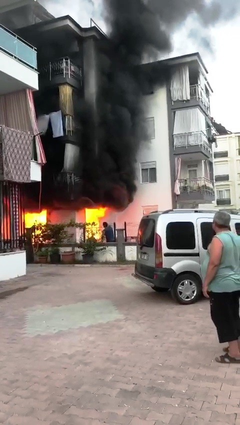 Apartmanın zemin katından yükselen alevler mahalleliyi sokağa döktü