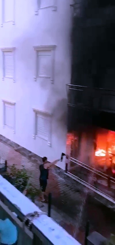 Apartmanın zemin katından yükselen alevler mahalleliyi sokağa döktü