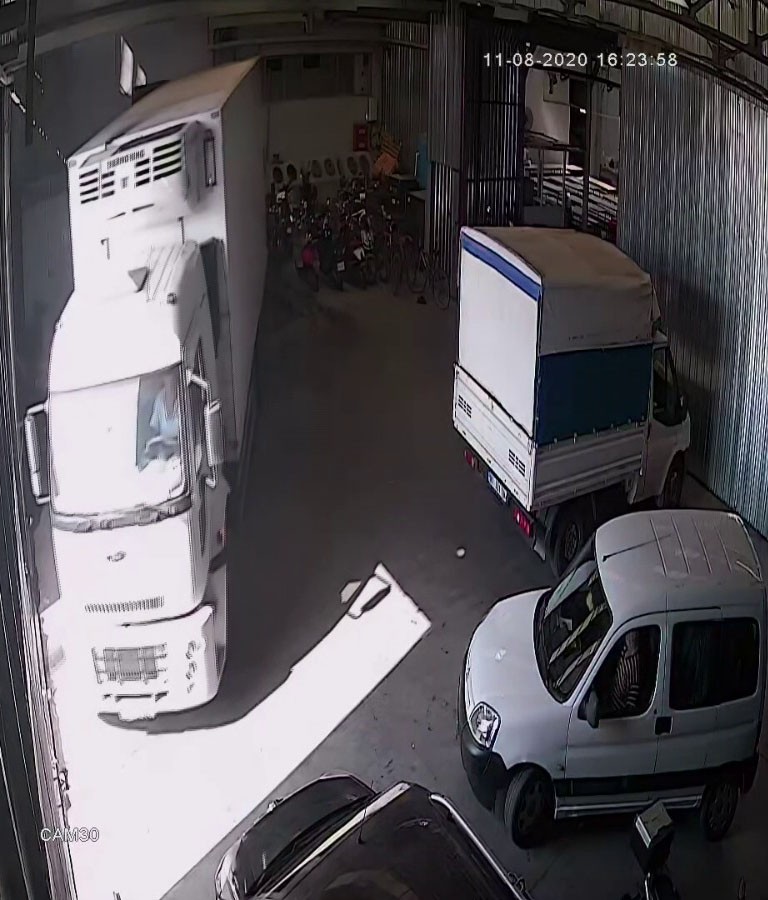 Ele geçirilen bozuk et deposunda Furkancılar ortaya çıktı.