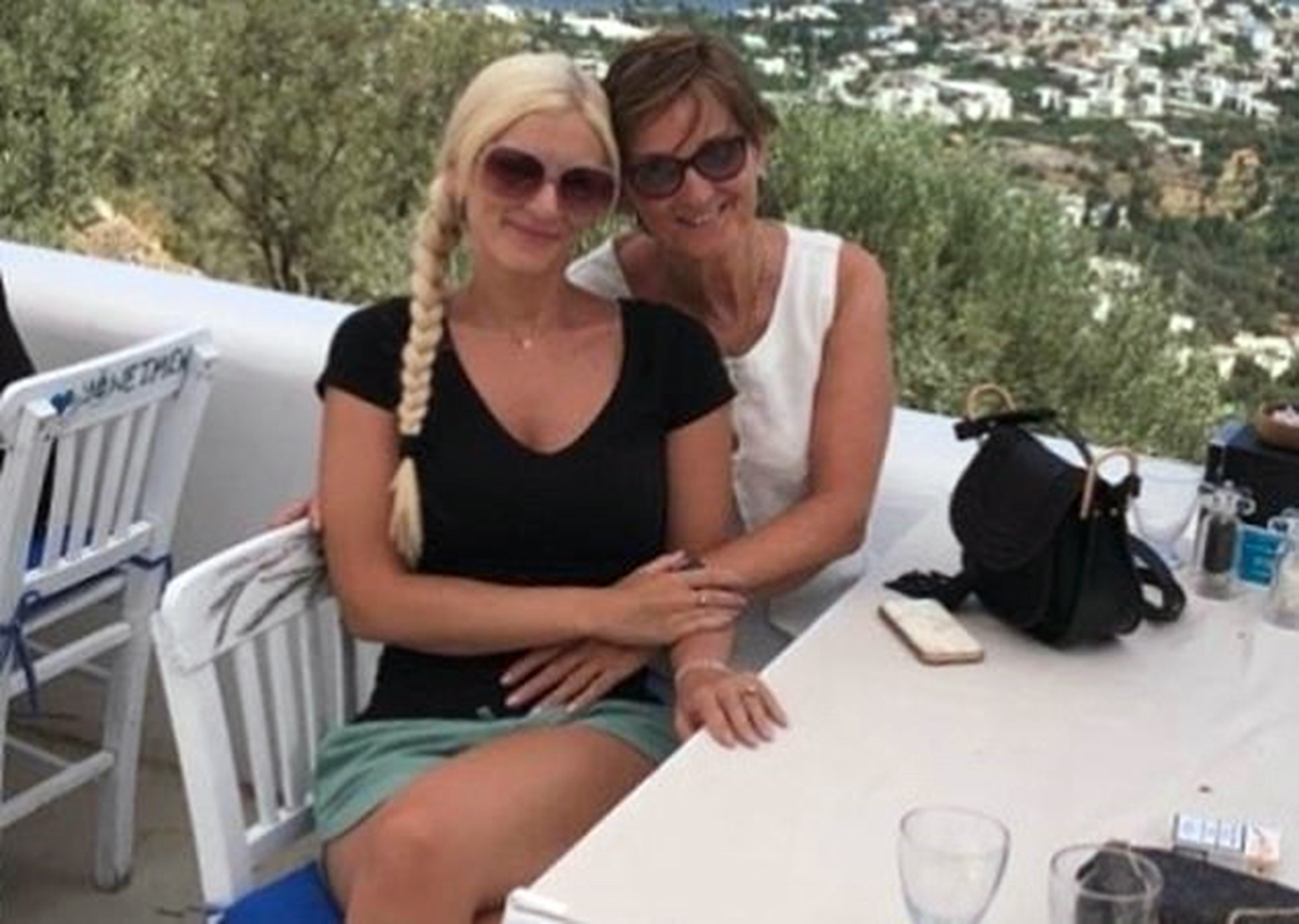 Hastalanan İngiliz vatandaşının kızı ve damadı: 'İngiliz sigorta şirketi ve konsolosluk bizi yüz üstü bıraktı'