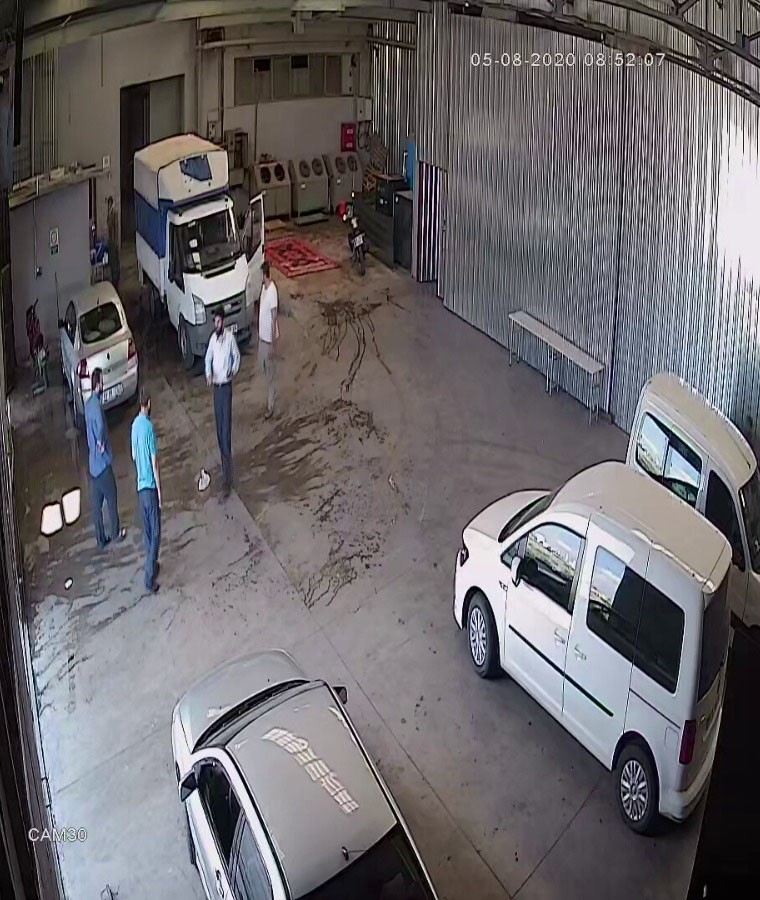 Ele geçirilen bozuk et deposunda Furkancılar ortaya çıktı.