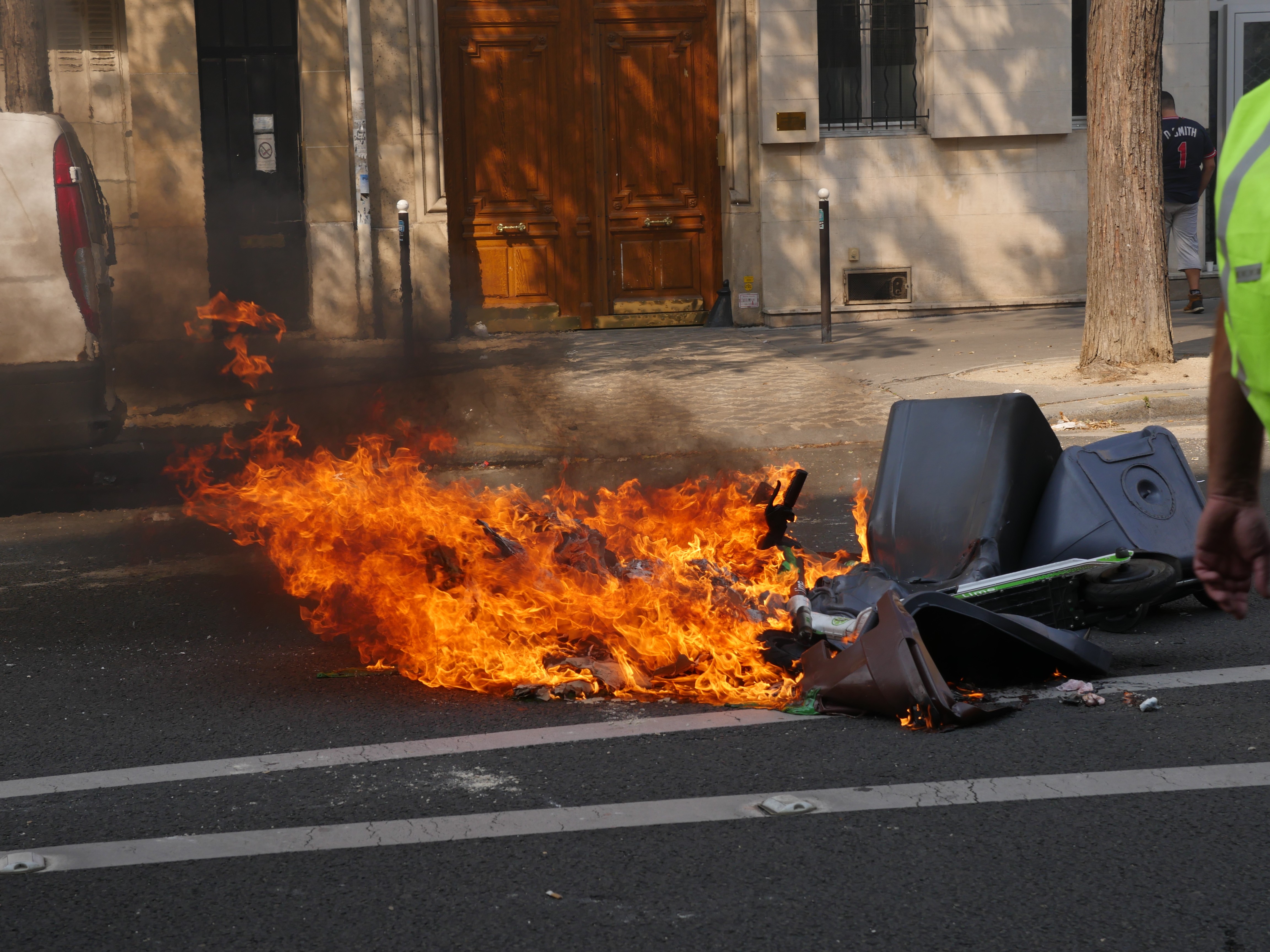 Sarı Yelekliler yeniden Paris sokaklarında