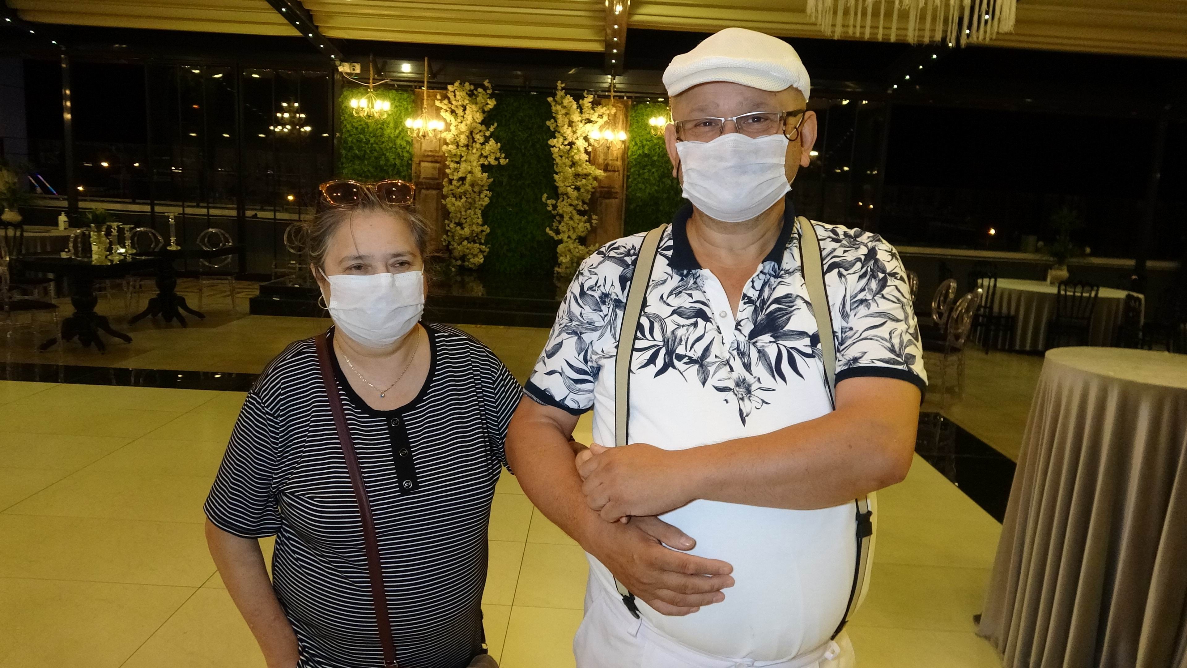 Düğünde görülmemiş önlem: Kafasına poşet geçirip gelin ve damada sarıldı