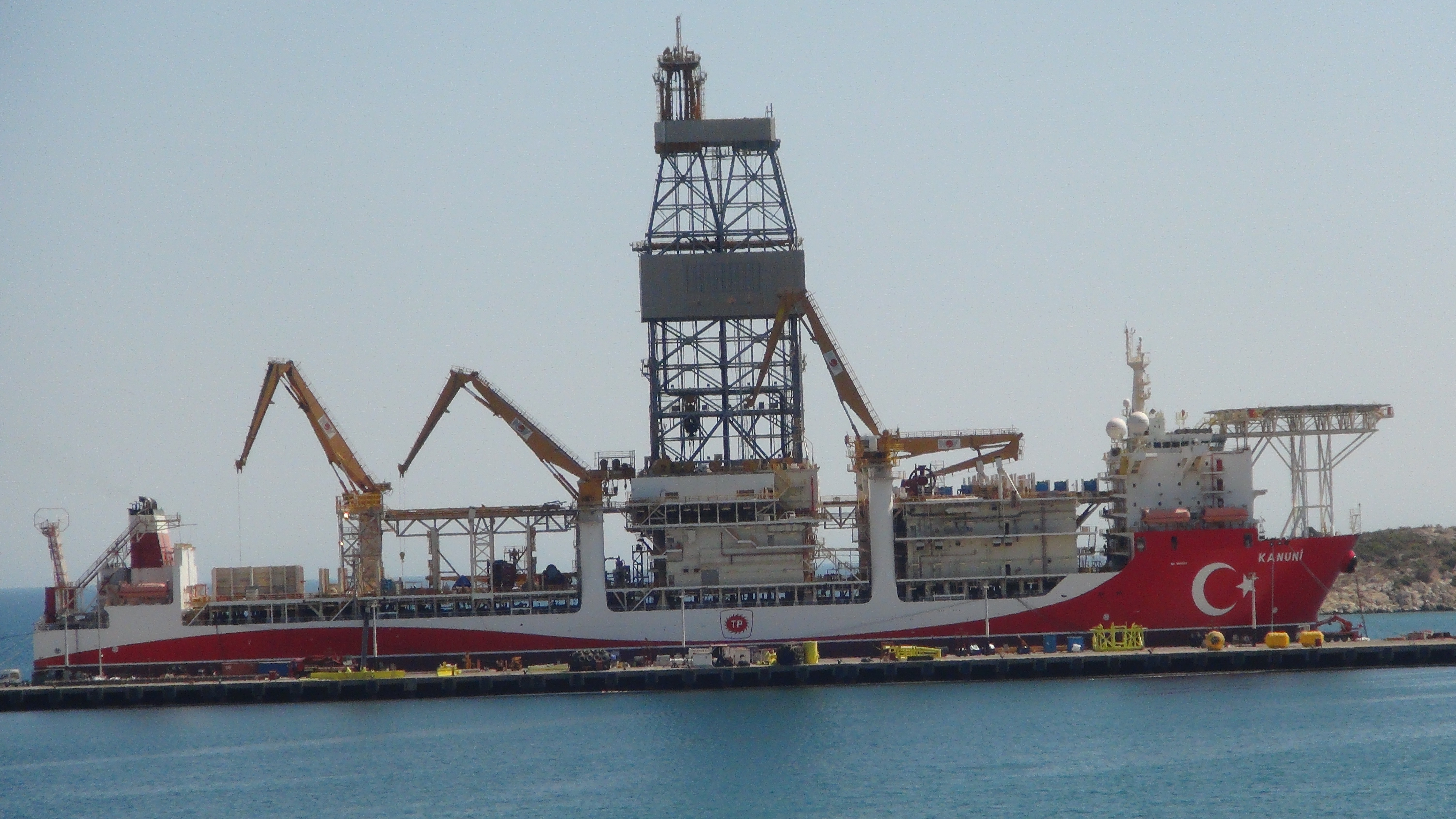 'Kanuni' kırmızı beyaza boyandı, Türk bayrağı işlendi