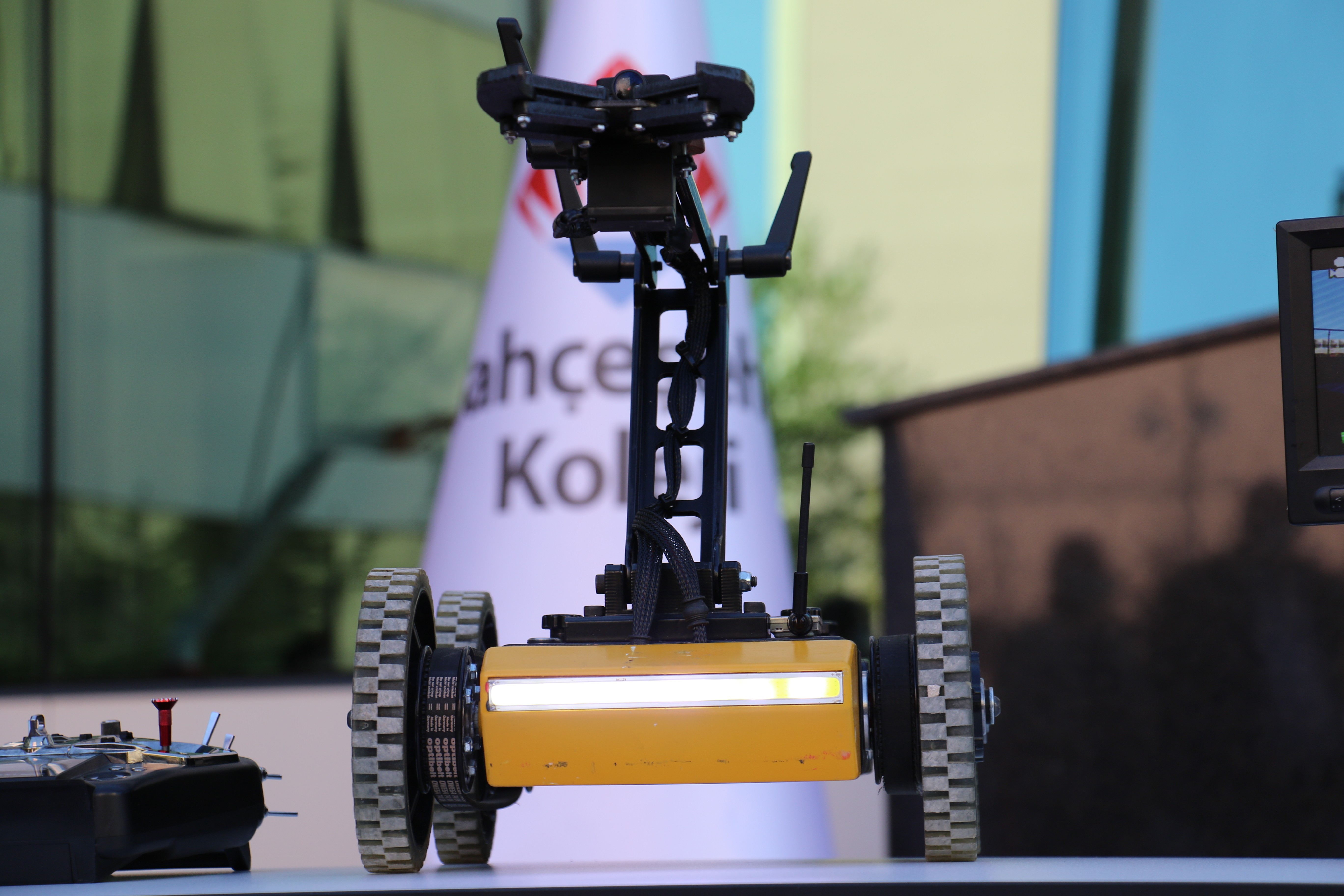 Lise öğrencilerinden “Naim” isimli bomba imha robotu