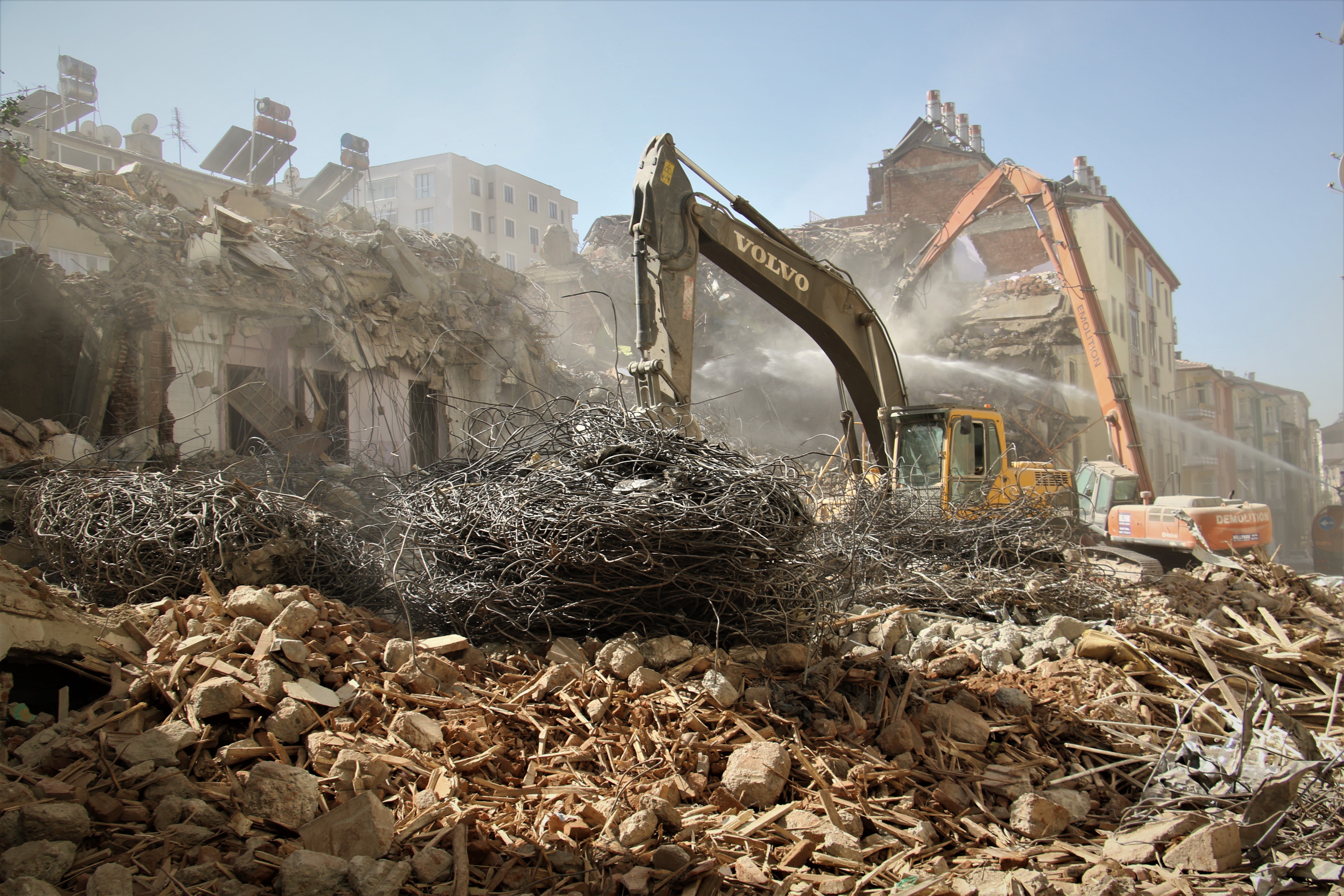 Elazığ'da deprem sonrası harabeye dönen 10 bin konut yıkıldı