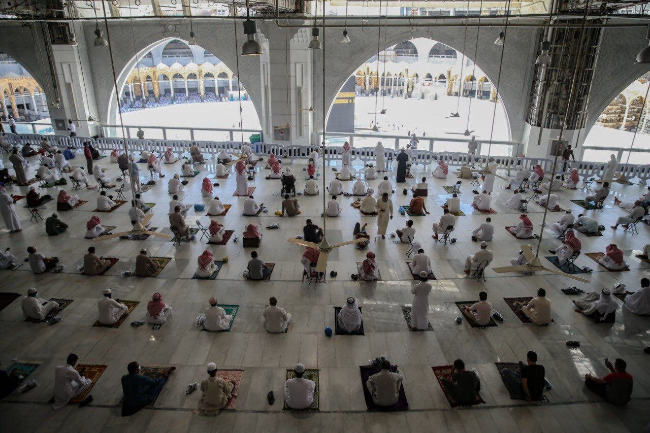 Kabe'de 7 ay sonra ilk cuma namazı kılındı