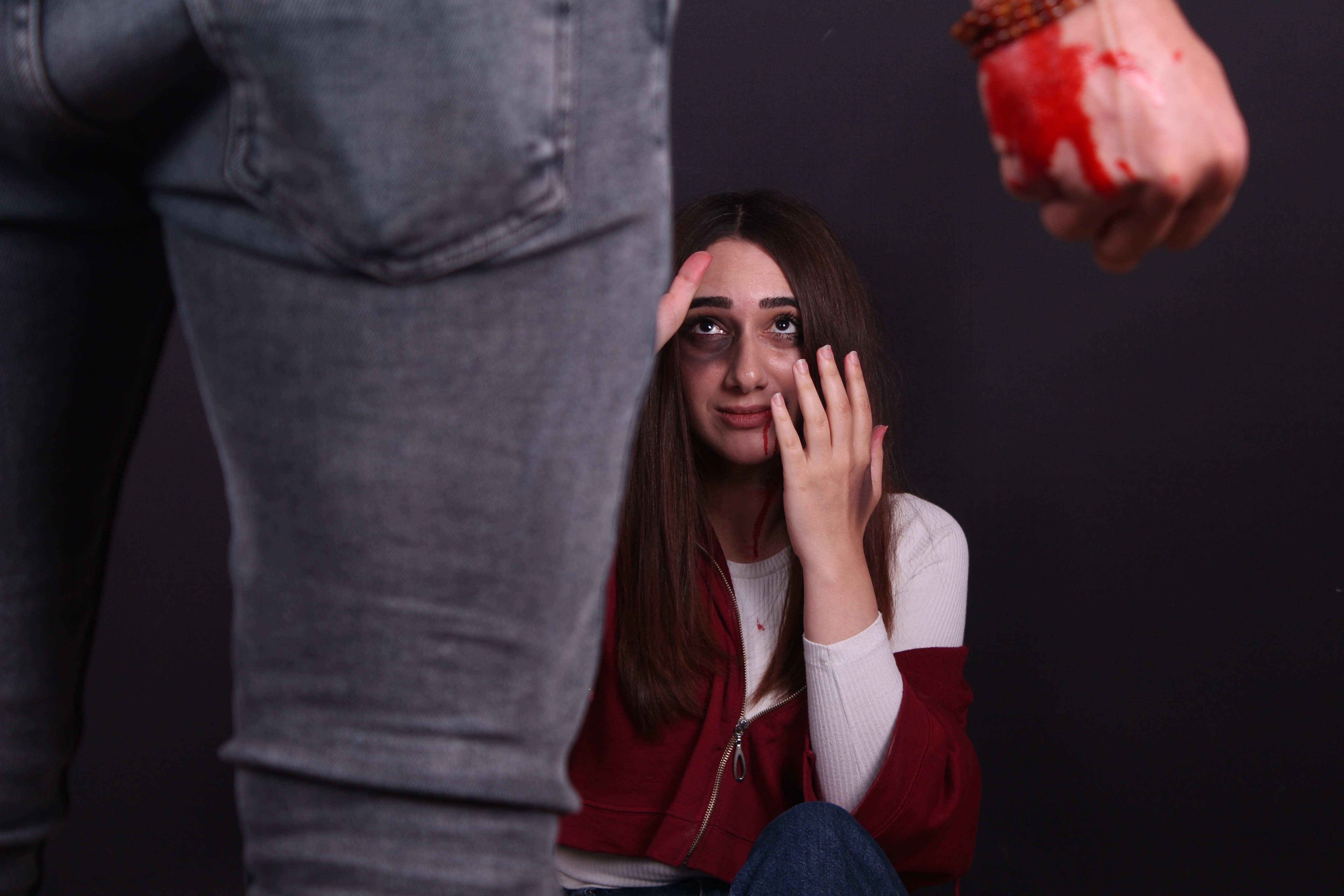 Yaptıkları makyaj ile şiddet gören kadınların seslerini duyurmaya çalışıyorlar