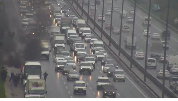 İstanbul TEM Otoyolu Kavacık mevkiinde otobüste yangın çıktı