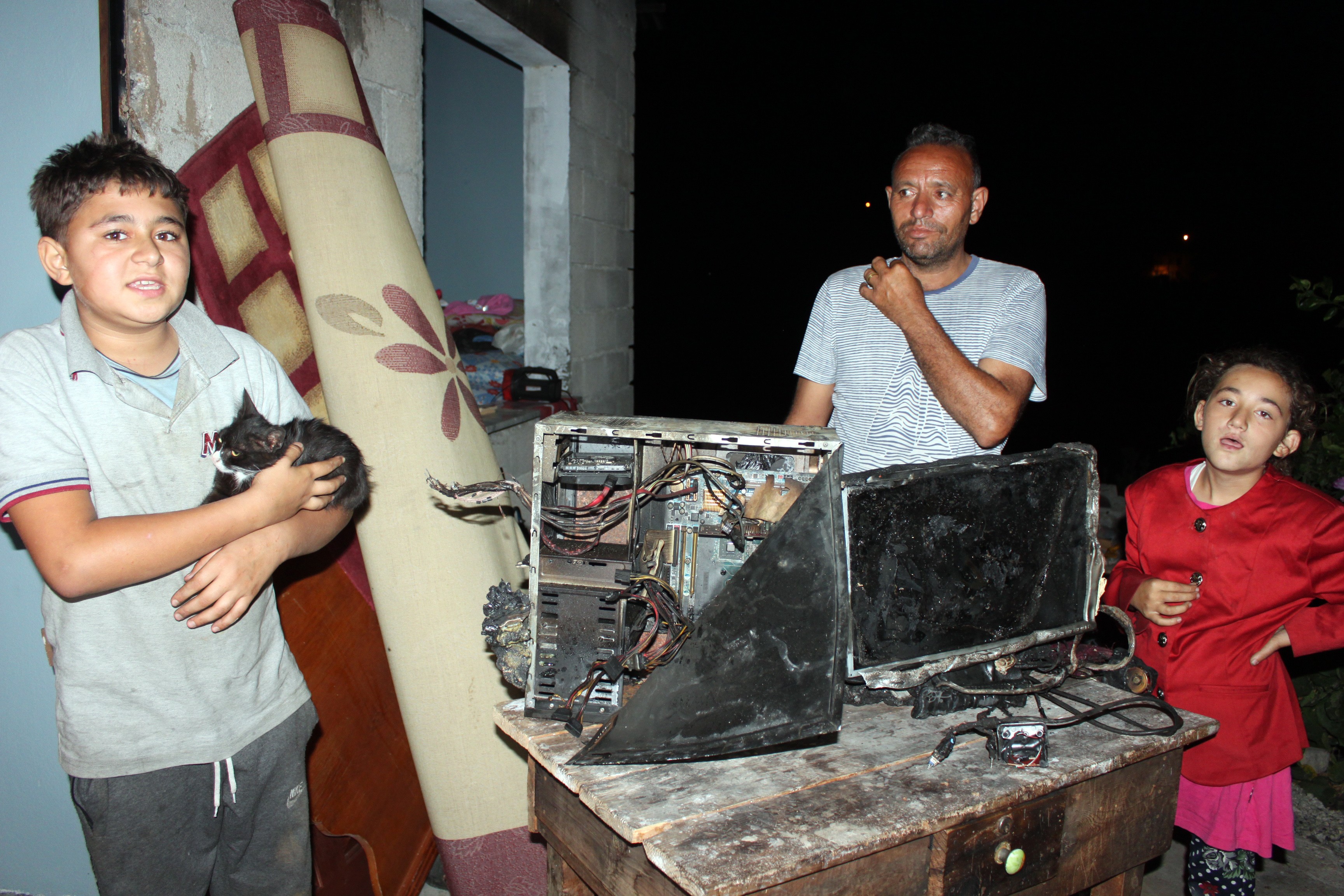 Evi yanan aile yardım eli bekliyor