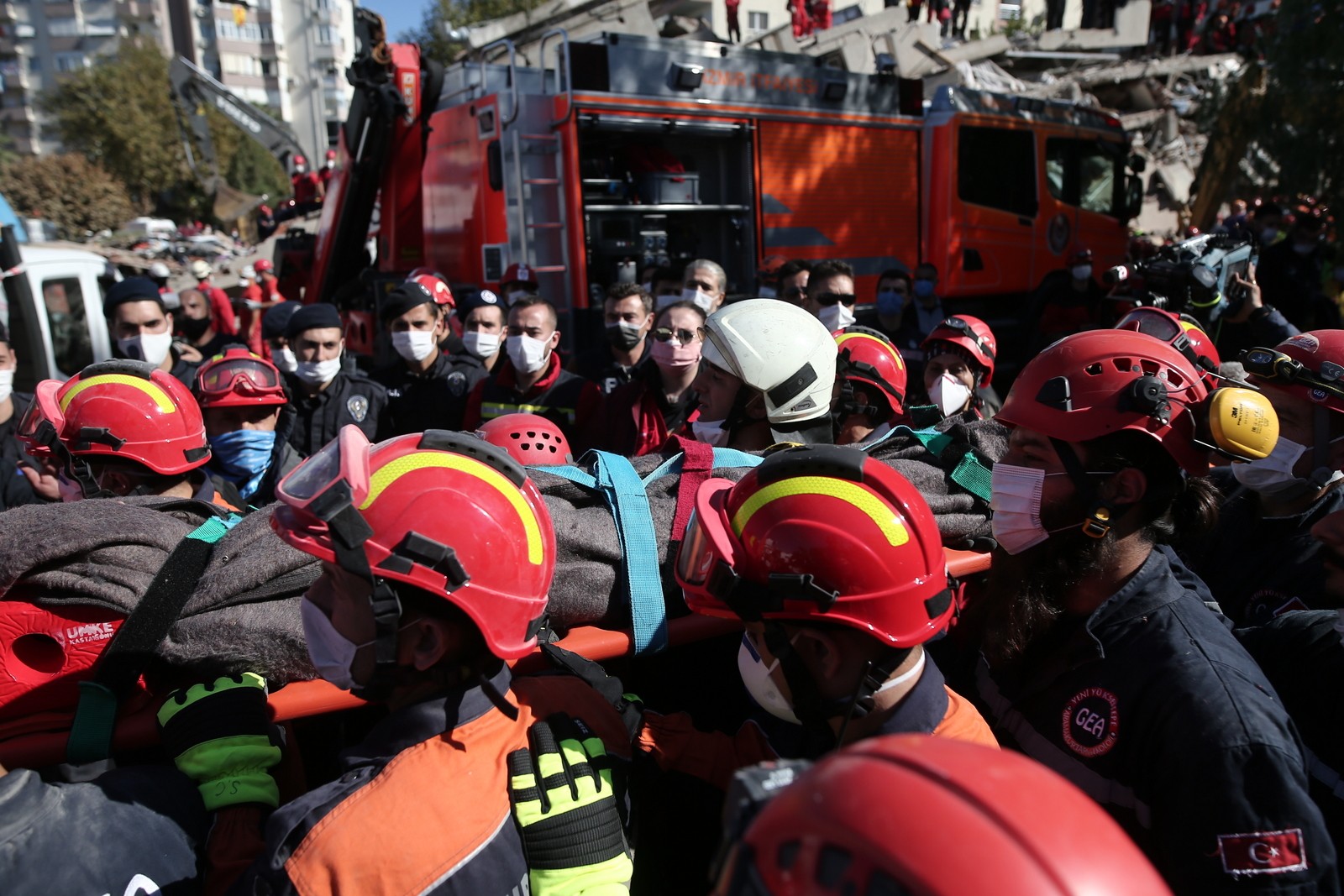 İzmir'de 23 saat sonra enkaz altında 5 kişilik aileden 4'ü çıkarıldı
