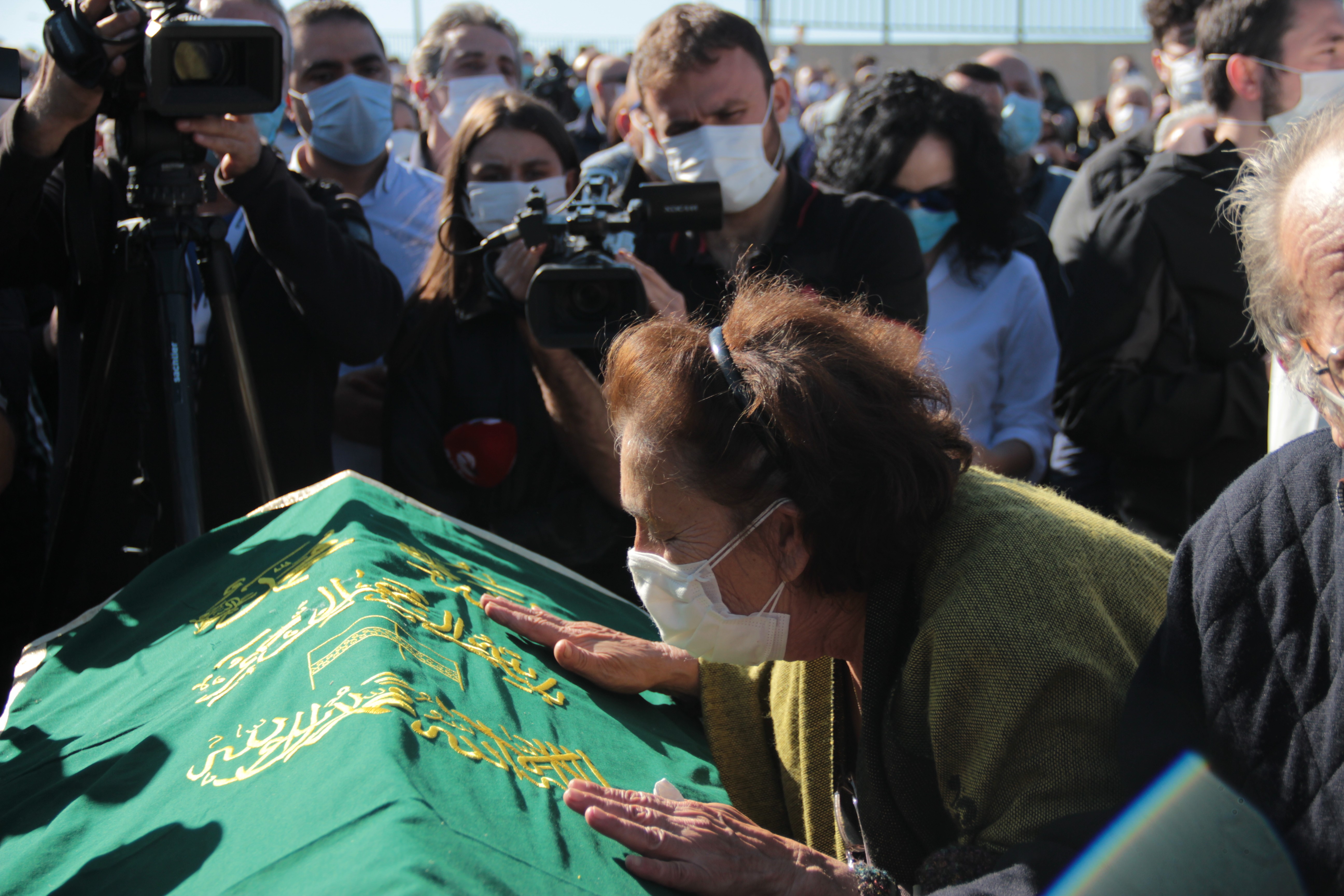 İzmir'de depremde vefat eden aynı aileden 3 kişi toprağa verildi