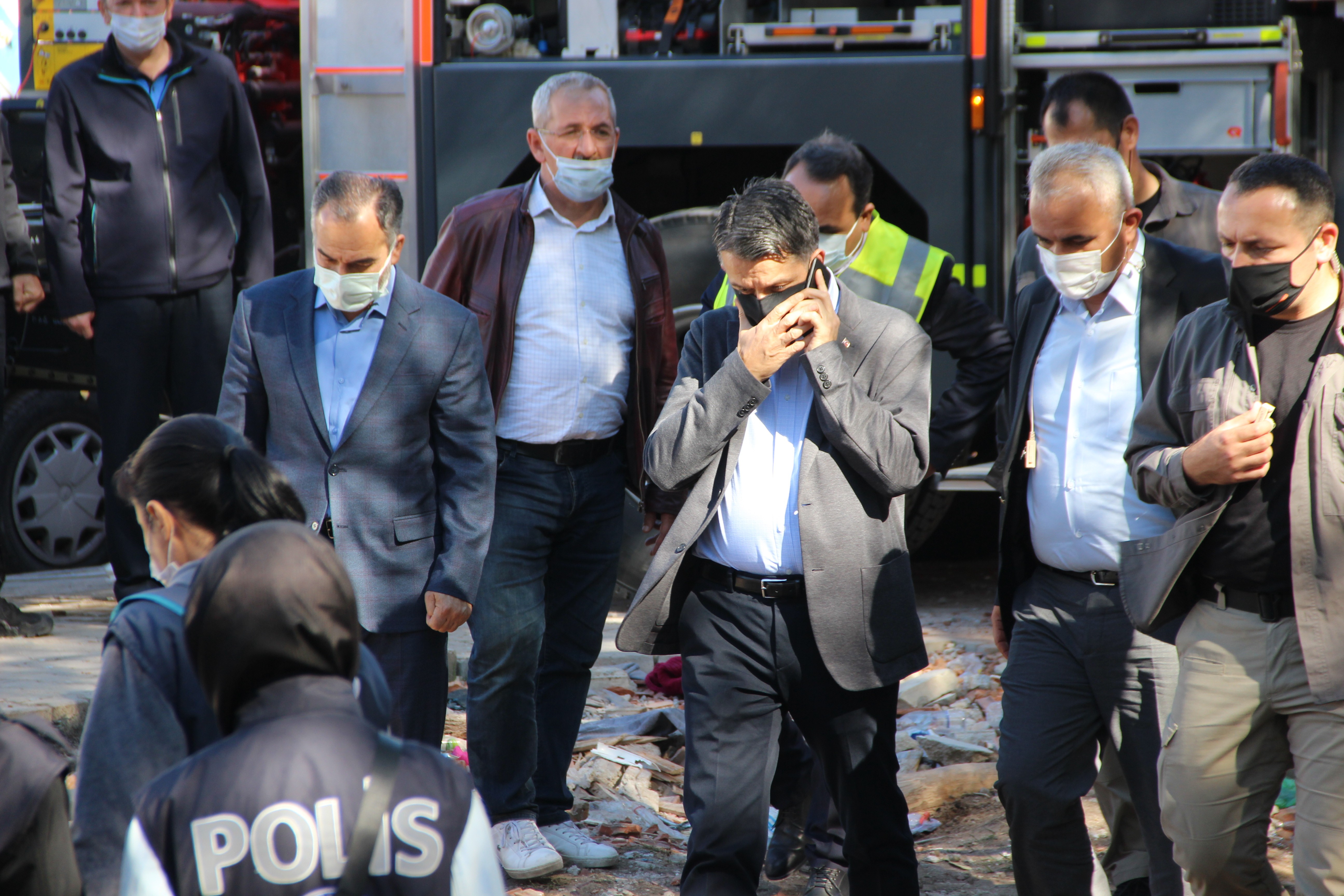 İzmir'de 23 saat sonra enkaz altında 5 kişilik aileden 4'ü çıkarıldı