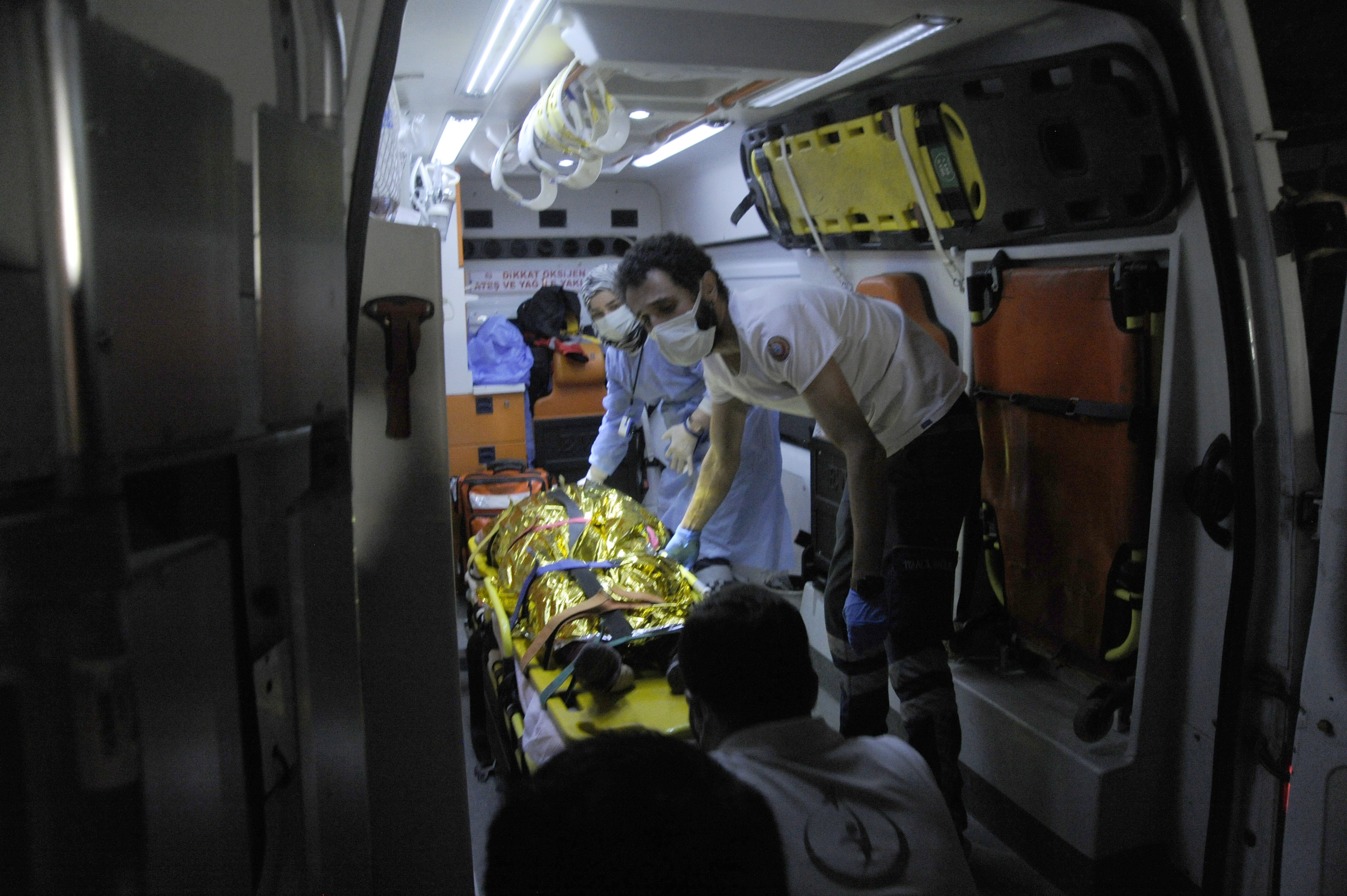 Buse, 9,5 saat sonra enkaz altından kurtarıldı