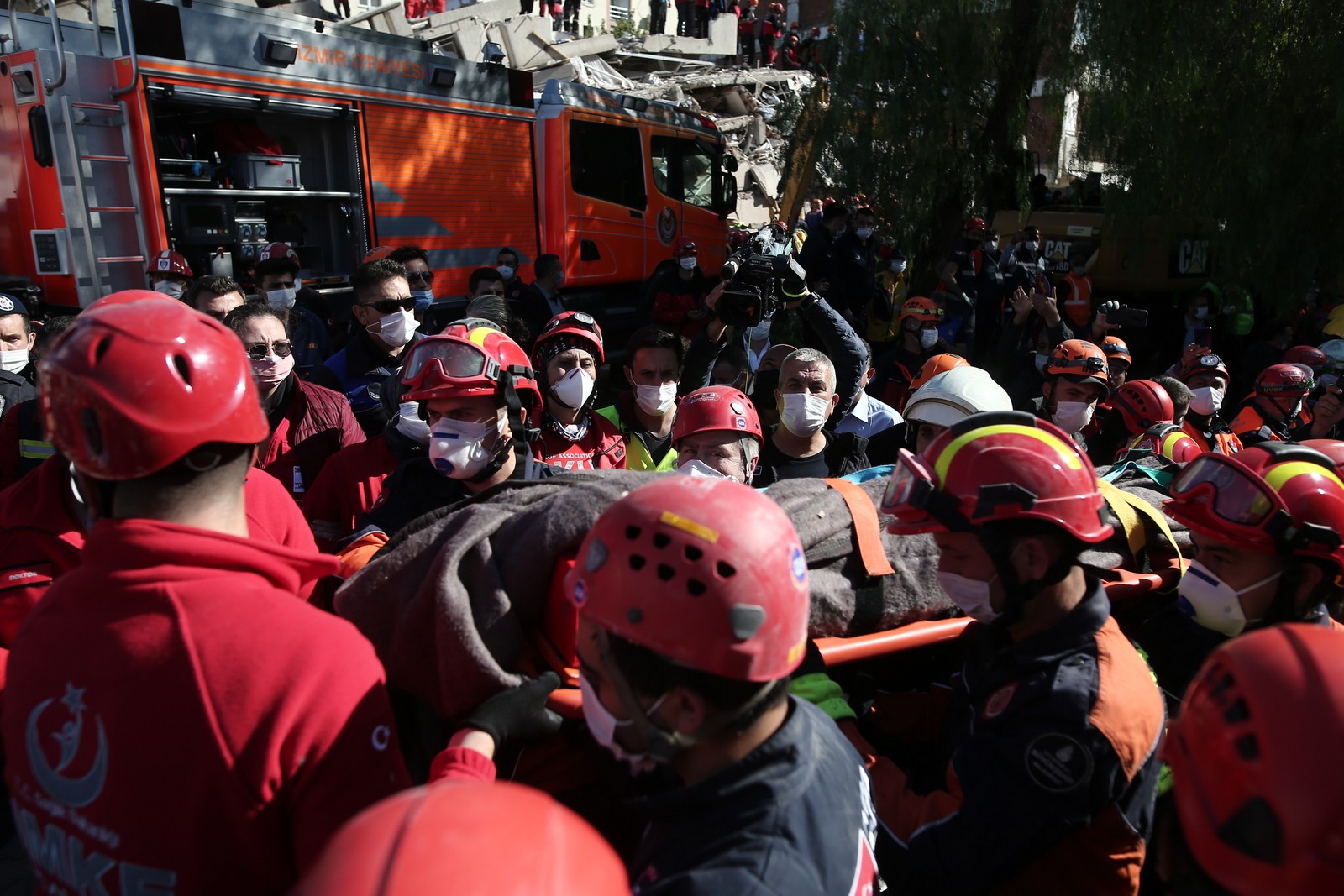 İzmir'de 23 saat sonra enkaz altında 5 kişilik aileden 4'ü çıkarıldı