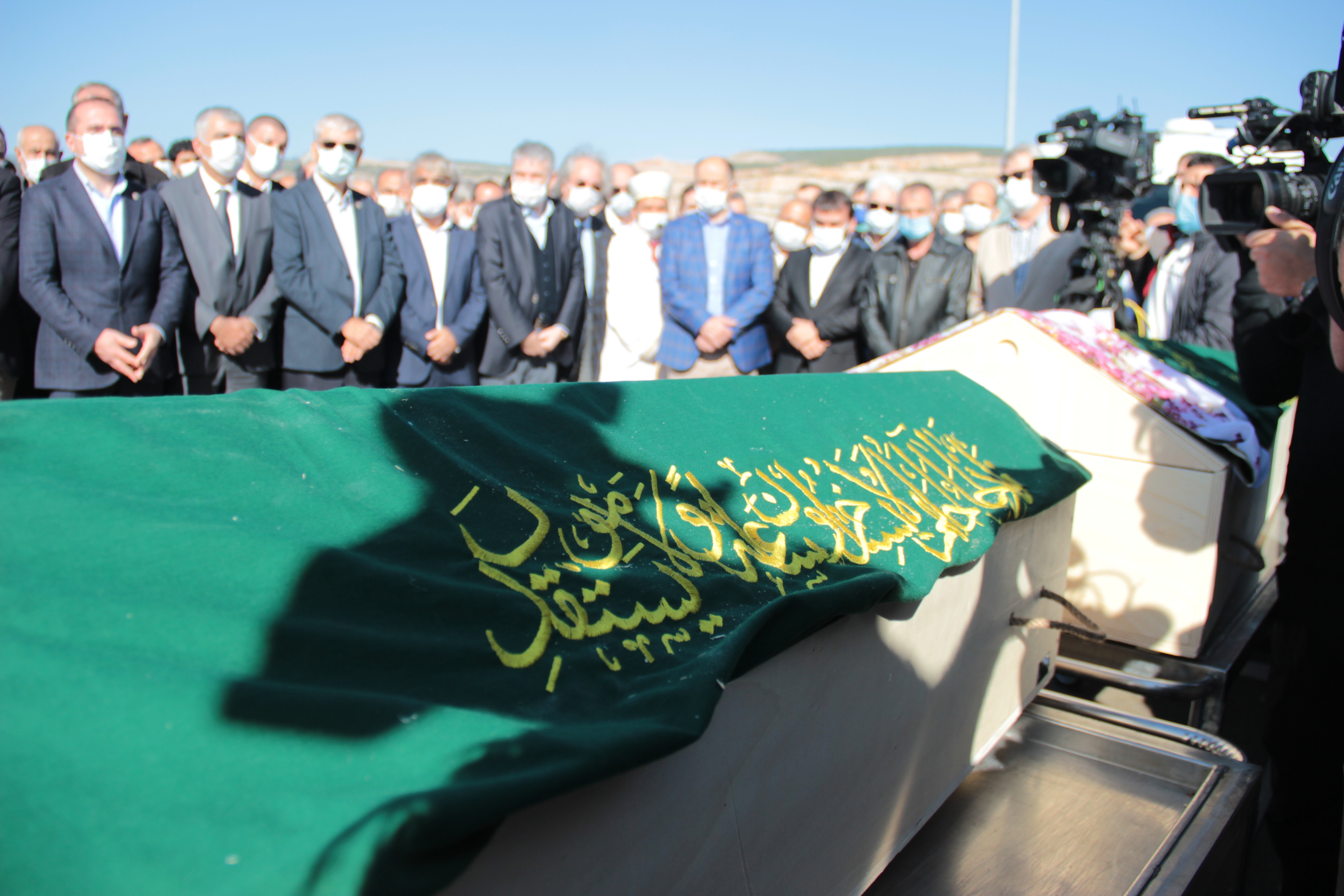 İzmir'de depremde vefat eden aynı aileden 3 kişi toprağa verildi