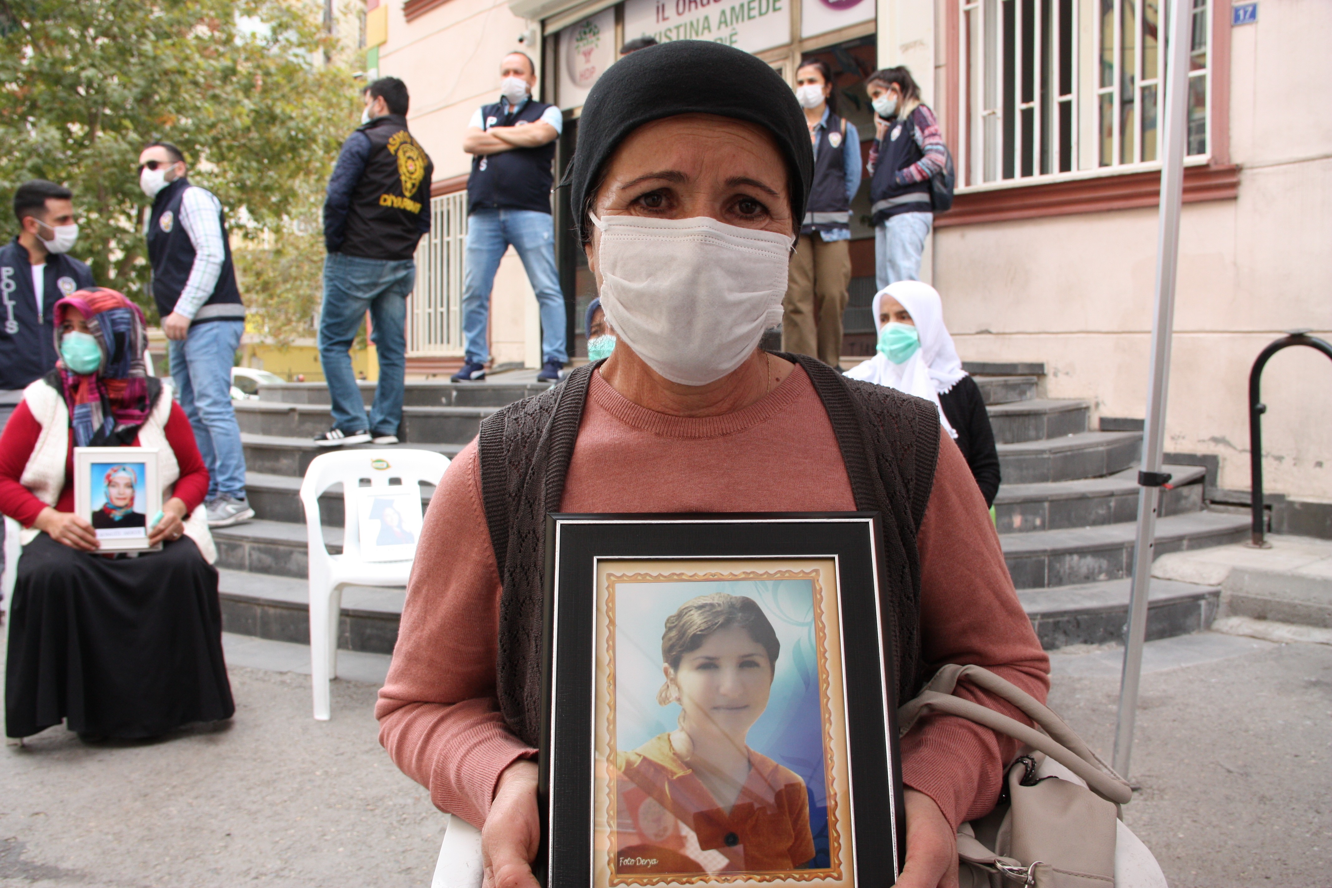 HDP önündeki ailelerin çığlığı her geçen gün yayılmaya devam ediyor